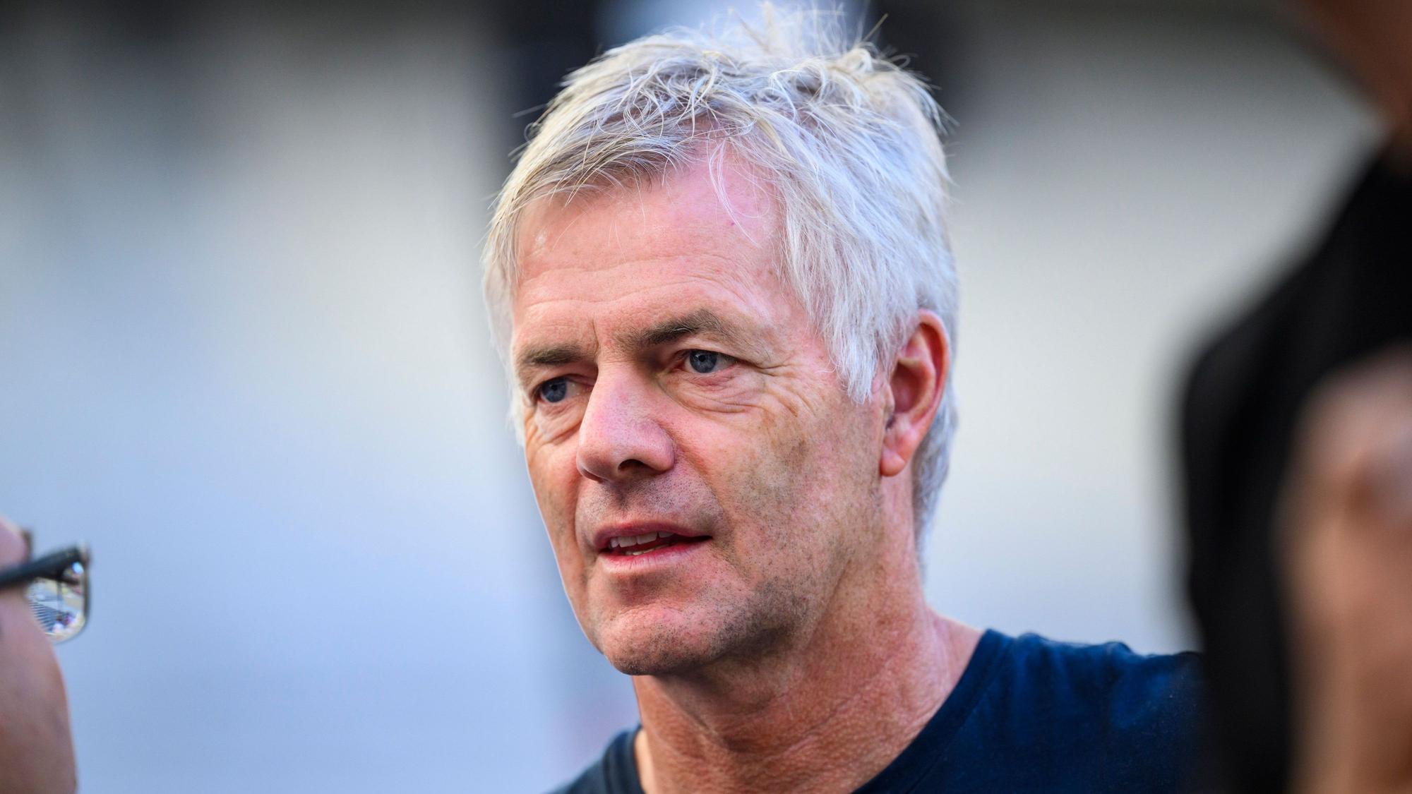 ARCHIV - 02.09.2023, Baden-Württemberg, Stuttgart: Fußball: Bundesliga, VfB Stuttgart – SC Freiburg, 3. Spieltag, MHPArena. Kommentator Tom Bartels steht vor dem Spiel im Stadion.