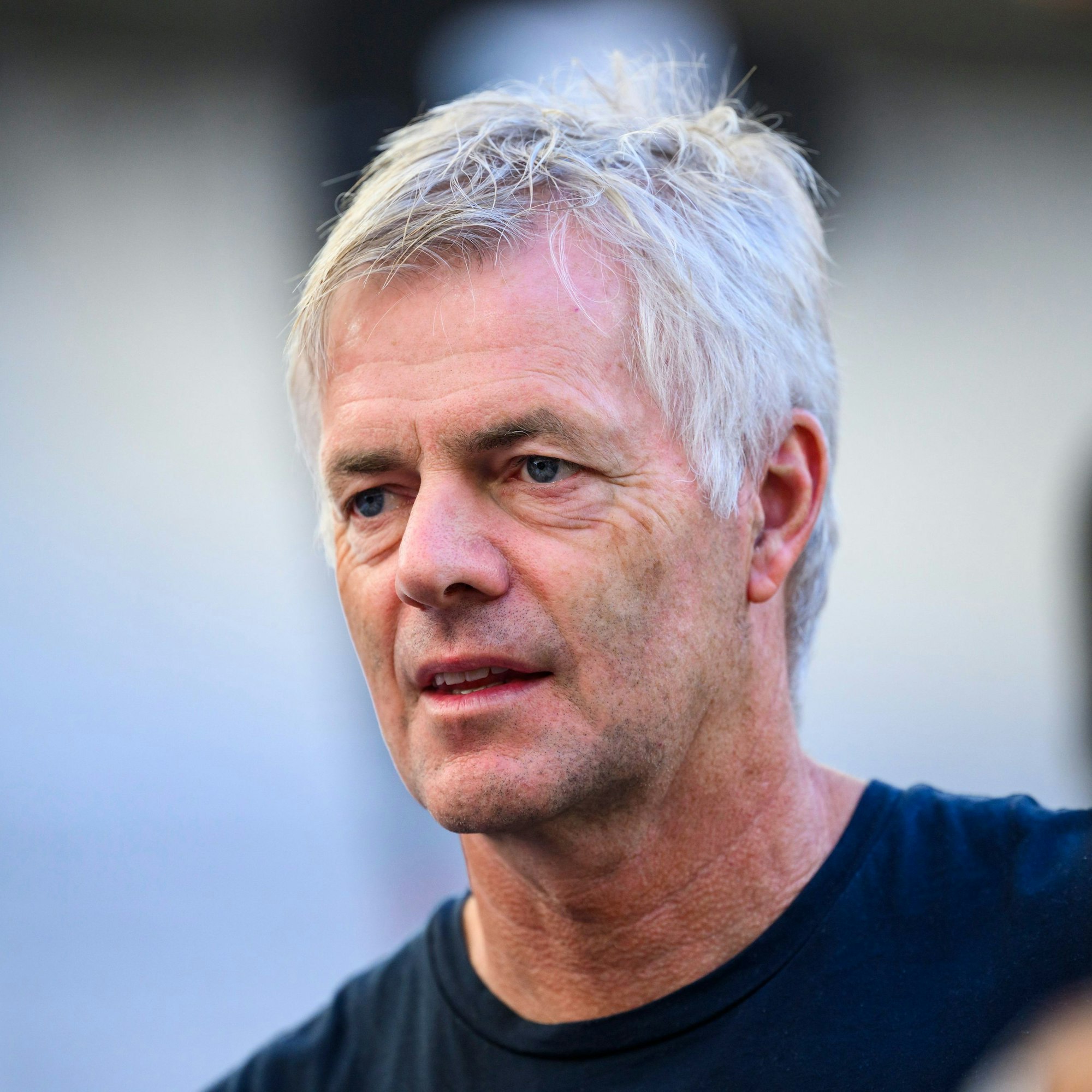 Kommentator Tom Bartels steht vor einem Spiel im Stadion.