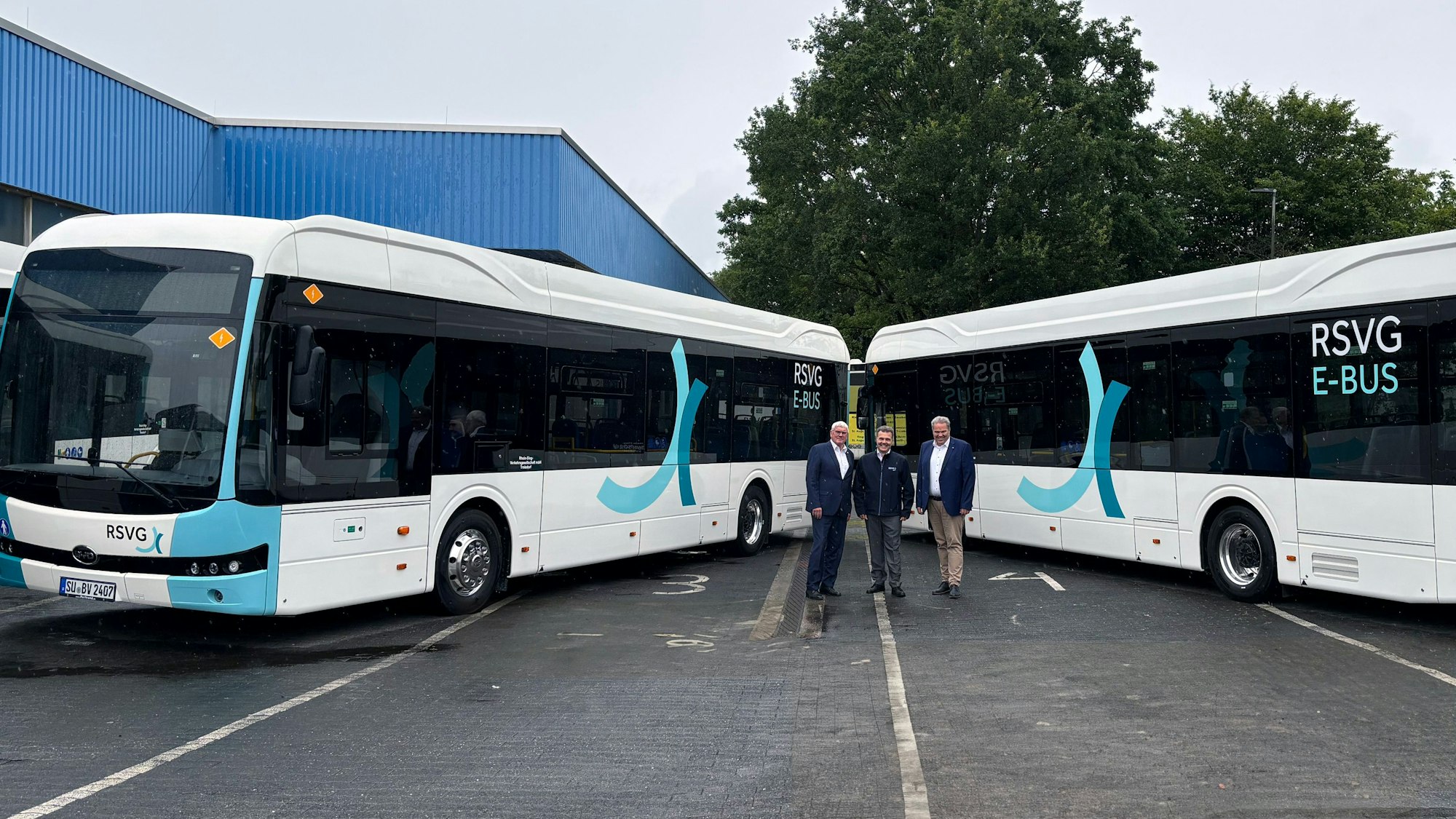Die RSVG setzt ab sofort sechs rein elektrisch betriebene Busse auf ihren Linien ein. Landrat Sebastian Schuster, RSVG-Geschäftsführer Volker Otto und der Aufsichtsratsvorsitzende Macus Kitz (v.l.) stellten die Fahrzeuge des chinesischen Herstellers BYD jetzt vor.