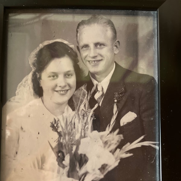 Ein altes Foto von Hildegard Nelbach mit ihrem Mann bei ihrer Hochzeit.