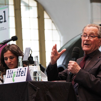 Franz Müntefering spricht in ein Mikrofon, neben ihm Moderatorin Mona Ameziane.