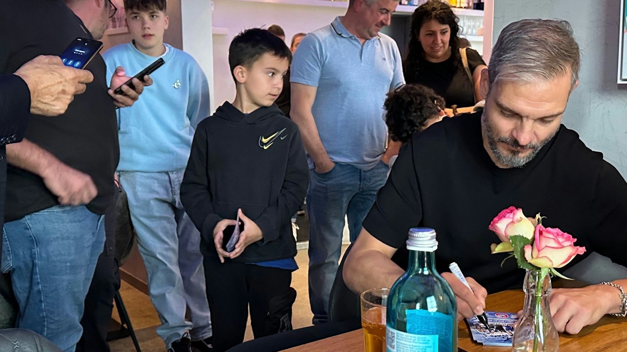 Fußballstar Angelos Charisteas wird in der der Taverne Mykonos an der Odenthaler Straße in Bergisch Gladbach-Hebborn von Fans umlagert.