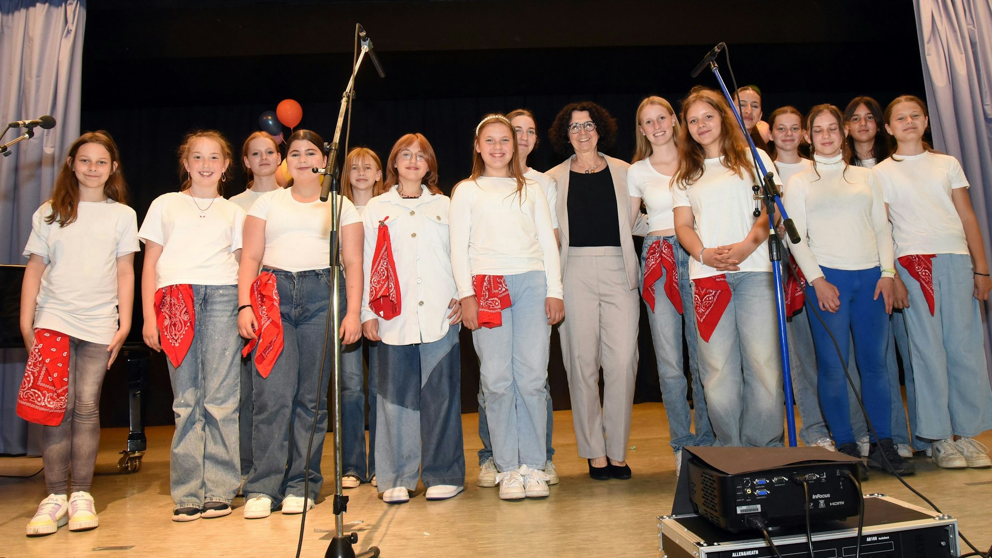Eine Frau steht mitten in einer Reihe von Mädchen.