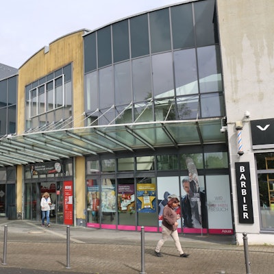 Zu den Einkaufsmöglichkeiten in der Stadt Waldbröl soll bald auch wieder die Discounterkette Woolworth gehören: Diese kündigt an, nach 15 Jahren der Abstinenz über dem Petz-Rewe-Markt in der Stadtmitte den neuen Standort zu beziehen. Unser Foto zeigt das noch unsanierte Gebäude.