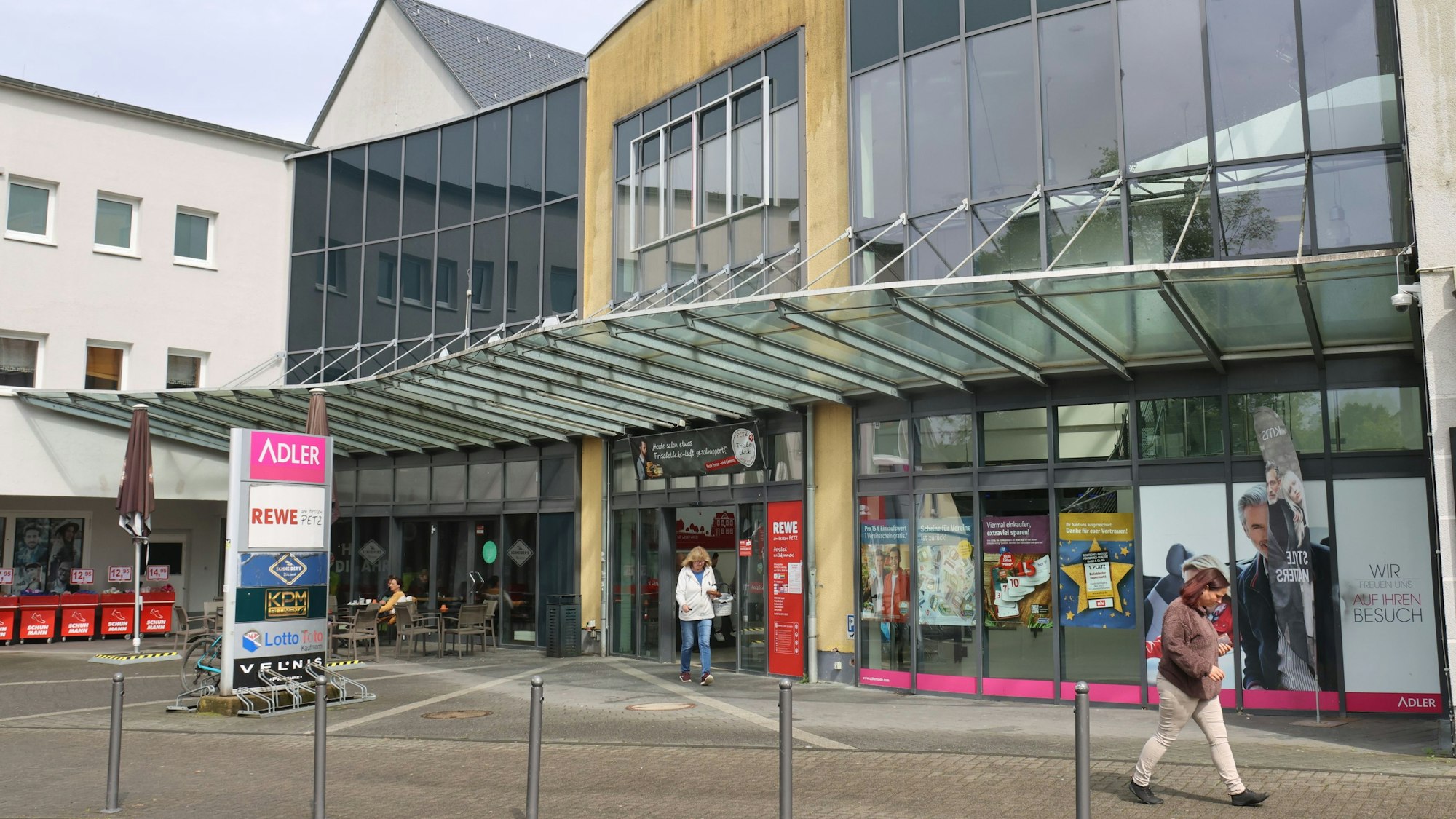 Zu den Einkaufsmöglichkeiten in der Stadt Waldbröl soll bald auch wieder die Discounterkette Woolworth gehören: Diese kündigt an, nach 15 Jahren der Abstinenz über dem Petz-Rewe-Markt in der Stadtmitte den neuen Standort zu beziehen. Unser Foto zeigt das noch unsanierte Gebäude.