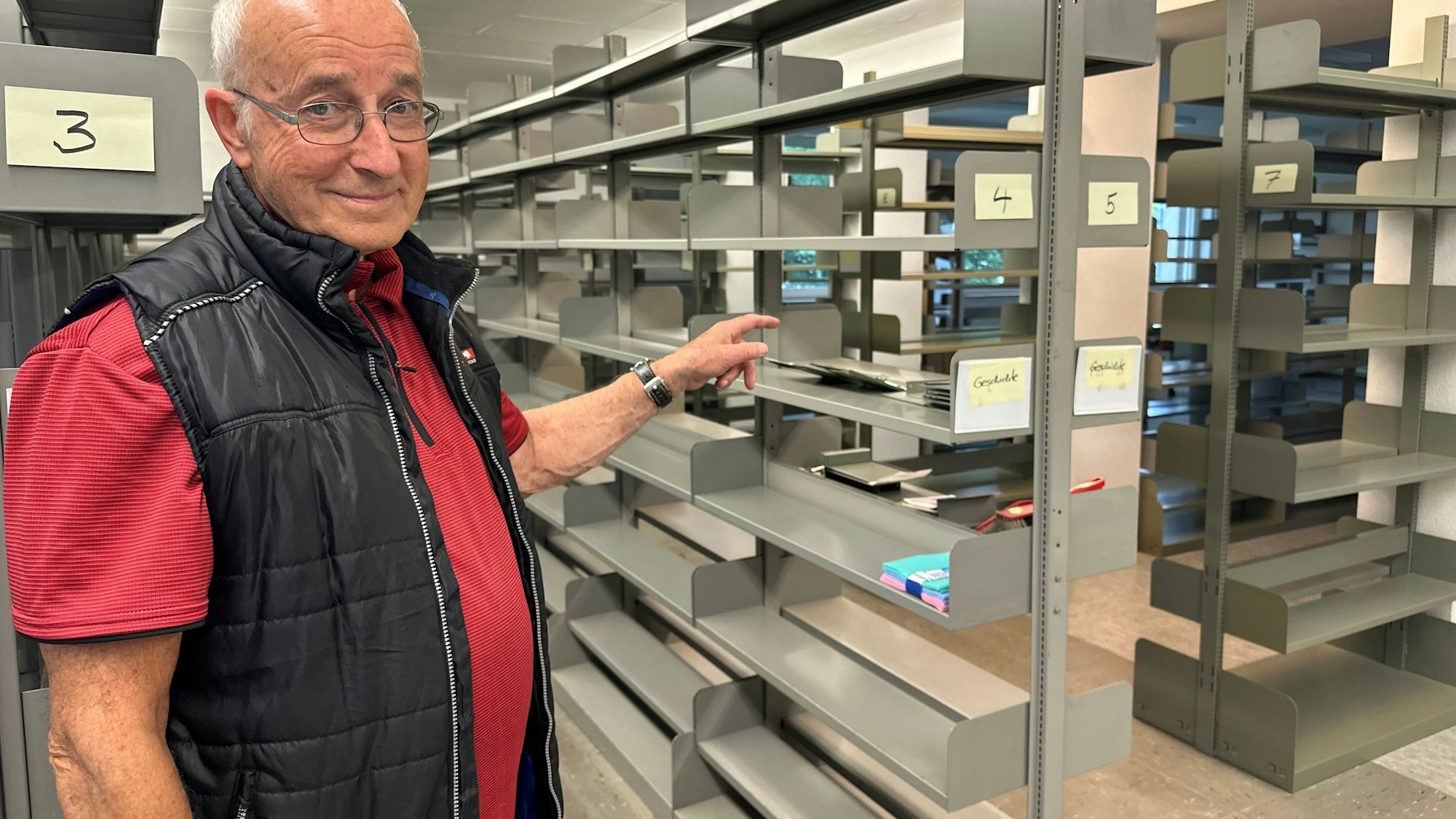 Die Bücherhalle auf dem Gelände der Steyler Missionare zieht jetzt um, Guido Hackelbusch in den neuen Räumen.