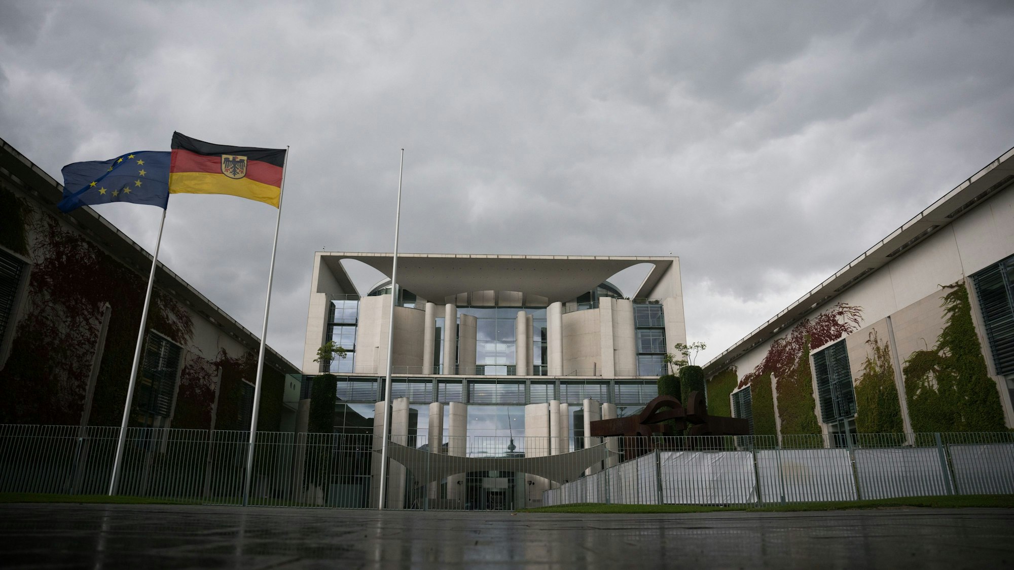 Dunkle Wolken ziehen über das Bundeskanzleramt. Die Koalitionspartner der Ampel-Parteien verhandeln seit Wochen über den Haushaltsplan für 2025.