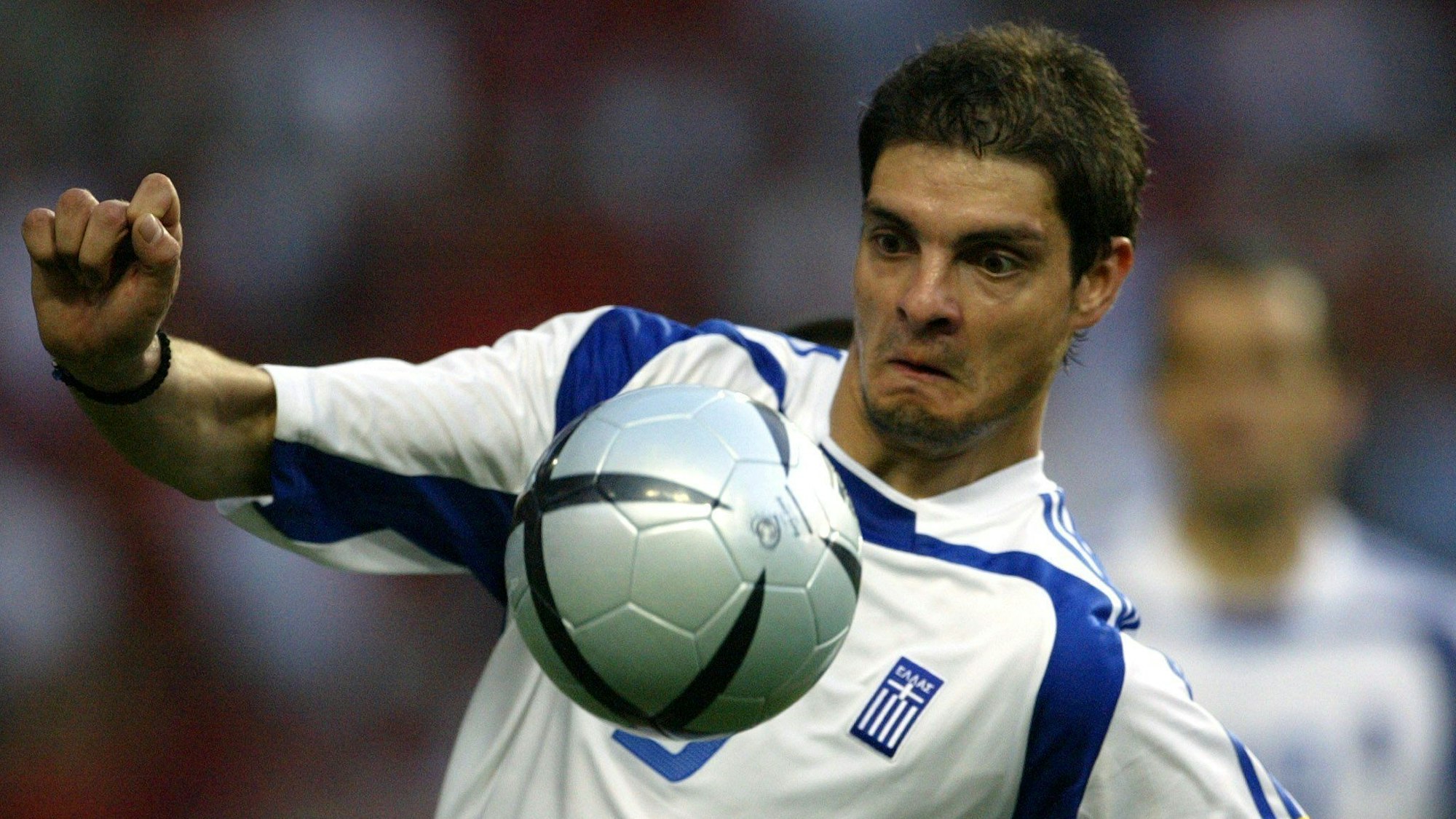 Der griechische Stürmer Angelos Charisteas fixiert den Ball im Finale der Fußball-EM Euro 2004 gegen Portugal in Lissabon.
