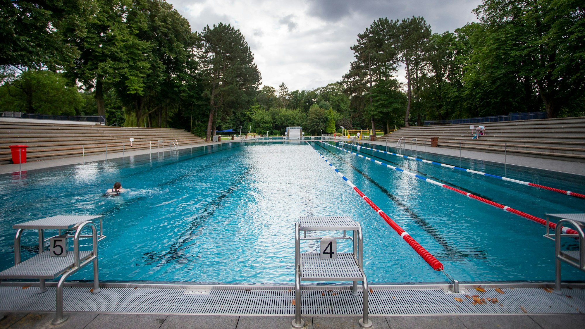 Blick auf ein Schwimmbecken im Stadionbad