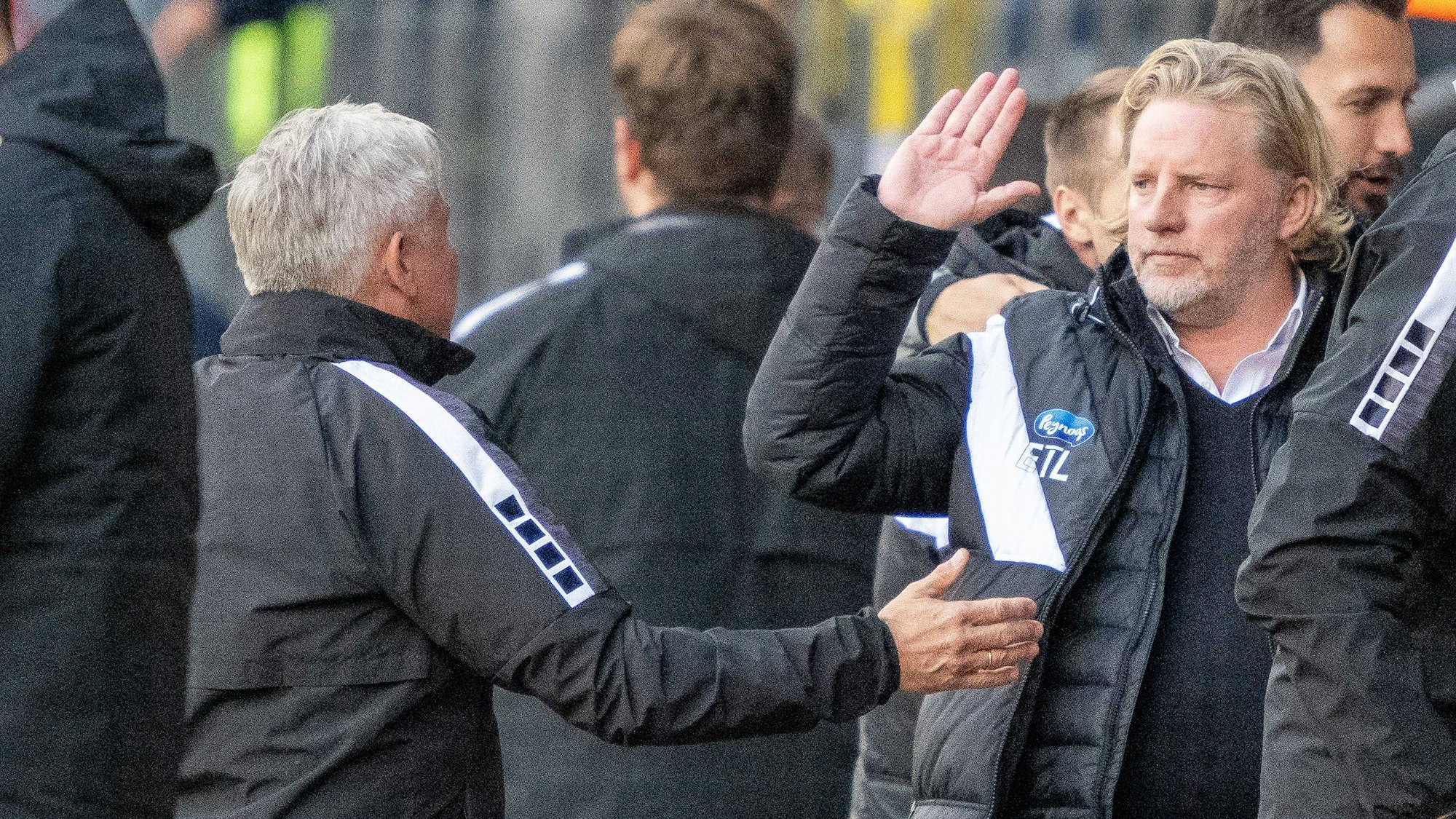 GER, 3. LIga, FC Viktoria Koeln vs. TSV 1860 Muenchen, 13. Spieltag, Saison 2023/24, / 28.10.2023, Sportpark Hoehenberg, Koeln, GER, 3. LIga, FC Viktoria Koeln vs. TSV 1860 Muenchen, 13. Spieltag, Saison 2023/24, Im Bild: Olaf Janssen FC Viktoria Koeln, Chef-Trainer und Stephan Küsters FC Viktoria Koeln, Sportlicher Leiter *** GER, 3 LIga, FC Viktoria Koeln vs TSV 1860 Muenchen, 13 Matchday, Season 2023 24, 28 10 2023, Sportpark Hoehenberg, Koeln, GER, 3 LIga, FC Viktoria Koeln vs TSV 1860 Muenchen, 13 Matchday, Season 2023 24, In the picture Olaf Janssen FC Viktoria Koeln, Head Coach and Stephan Küsters FC Viktoria Koeln, Sport Director nordphotoxGmbHxx/xDenkinger nph00015