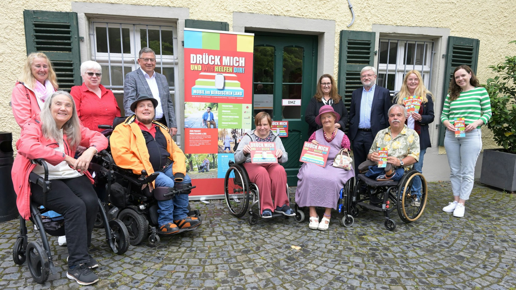 Auch an Schloss Eulenbroich in Rösrath ist jetzt eine „Drück-mich-Klingel“ angebracht. Die Beteiligten von Stadt, Behinderten-Beirat, „Lebensbaum“ und Rembold-Stiftung stellten dort das Projekt vor. Mit der Funkklingel können Menschen mit Behinderung auf sich aufmerksam machen.