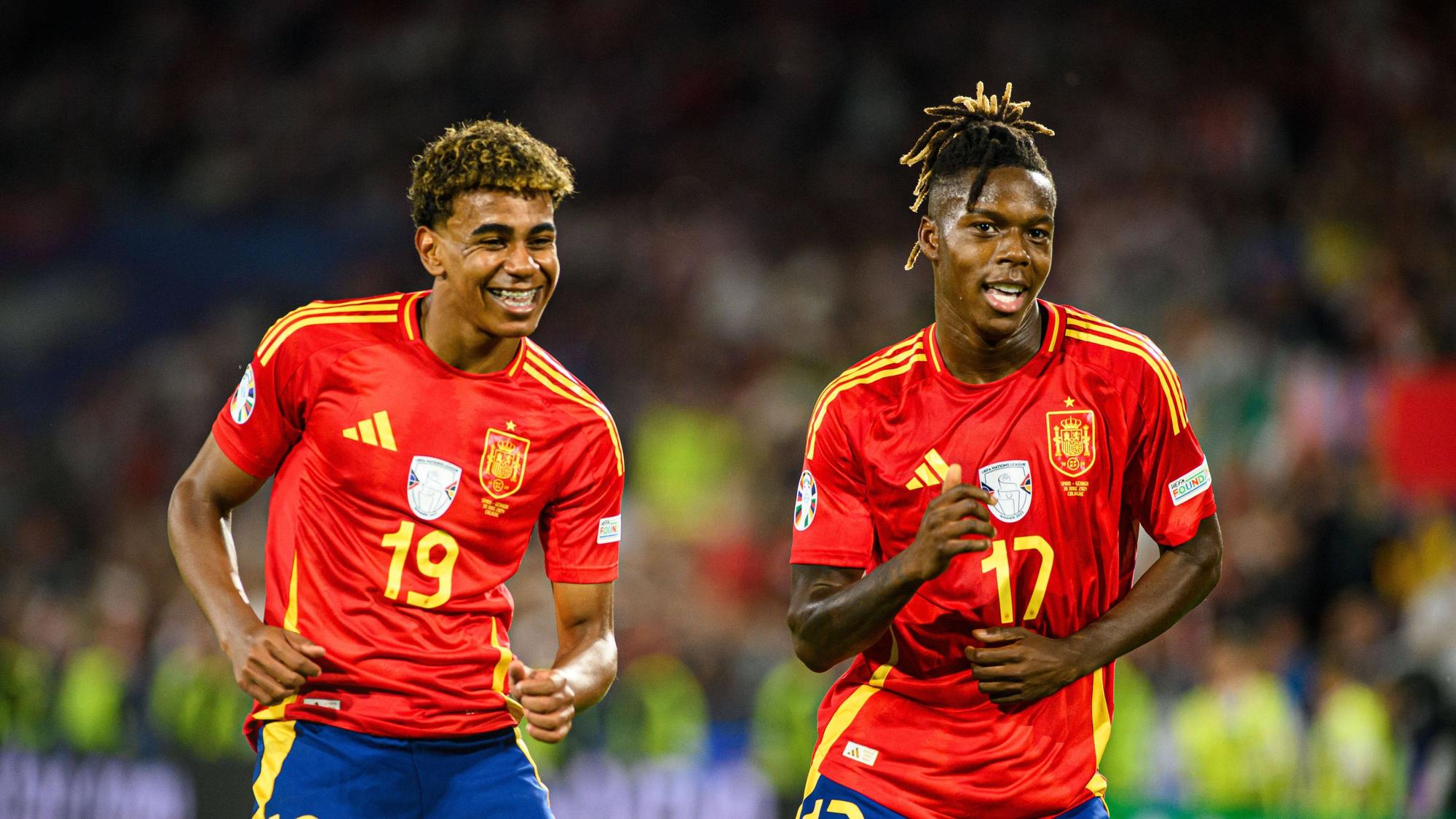 Die spanischen Youngsters Lamine Yamal und Nico Williams jubeln