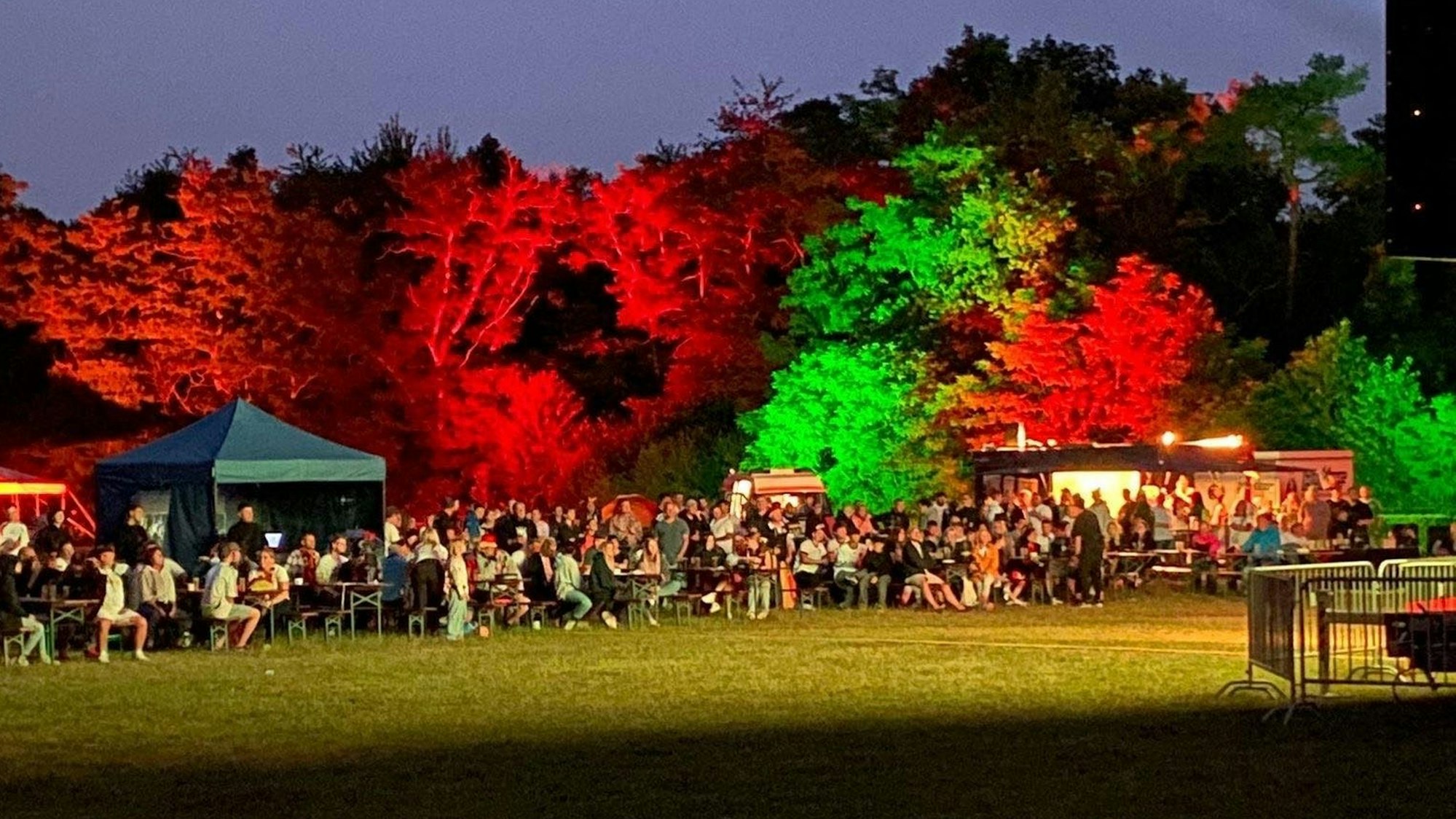 Das Bild zeigt das Public Viewing am Swister Berg. Zahlreiche Besucher schauen auf eine Großbildleinwand.