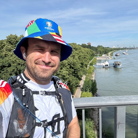 Bei der Hälfte der Strecke ging es für Benjamin Stocksiefen nach 88 Kilometer über die Rodenkirchener Brücke.