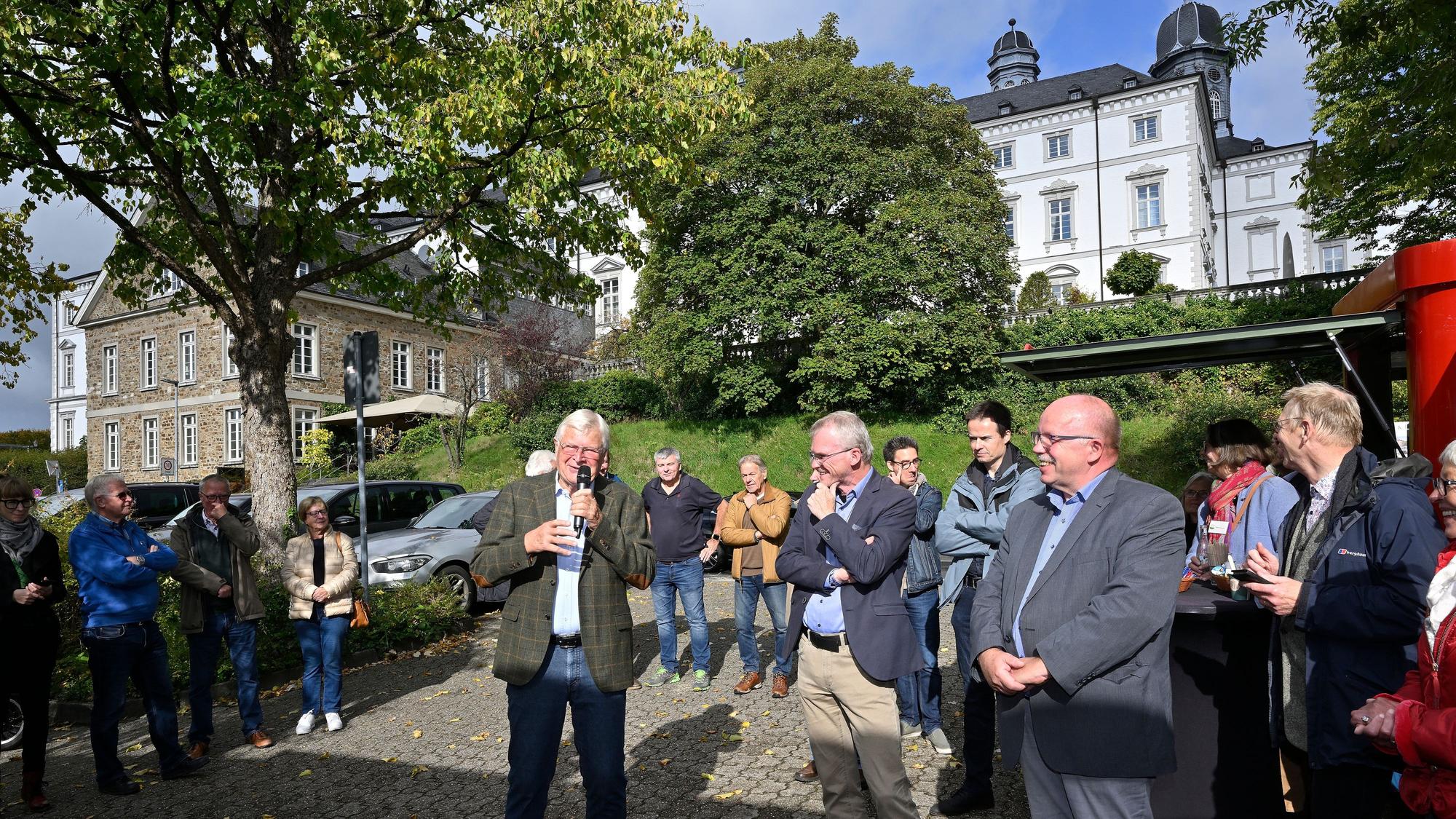 Viele Menschen stehen unterhalb des Bensberger Schlosses.