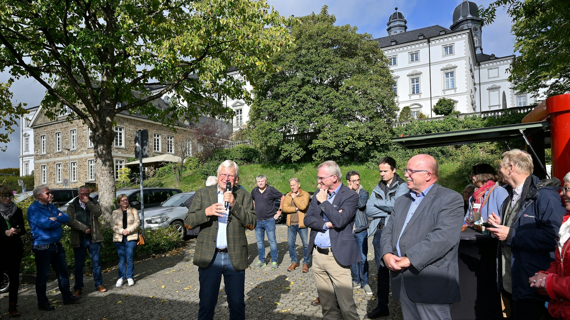 Viele Menschen stehen unterhalb des Bensberger Schlosses.
