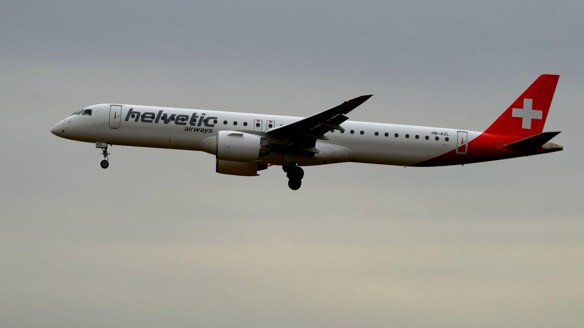 Eine Embraer E195 der Schweizer Fluggesellschaft Swiss im Landeanflug vor einem heranrollenden Unwetter. (Symbolbild)