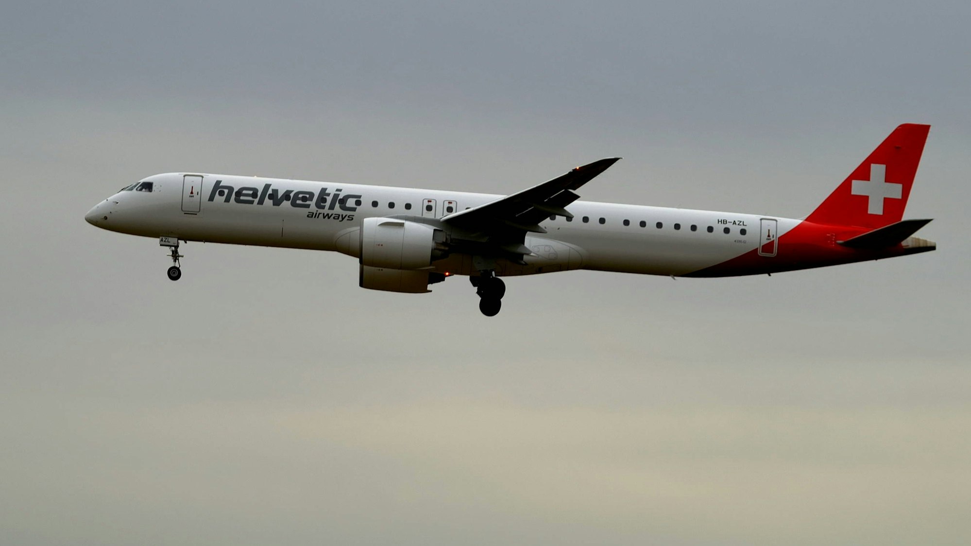 Eine Embraer E195 der Schweizer Fluggesellschaft Swiss im Landeanflug vor einem heranrollenden Unwetter. (Symbolbild)