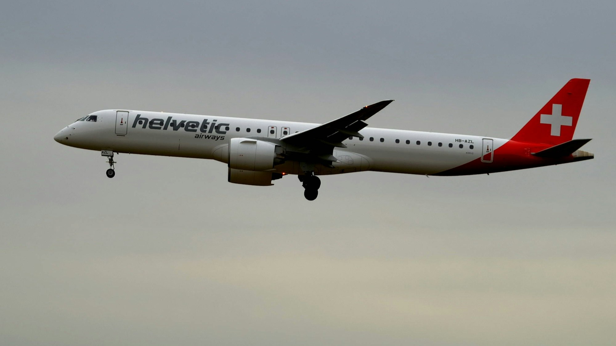 Eine Embraer E195 der Schweizer Fluggesellschaft Swiss im Landeanflug vor einem heranrollenden Unwetter. (Symbolbild)