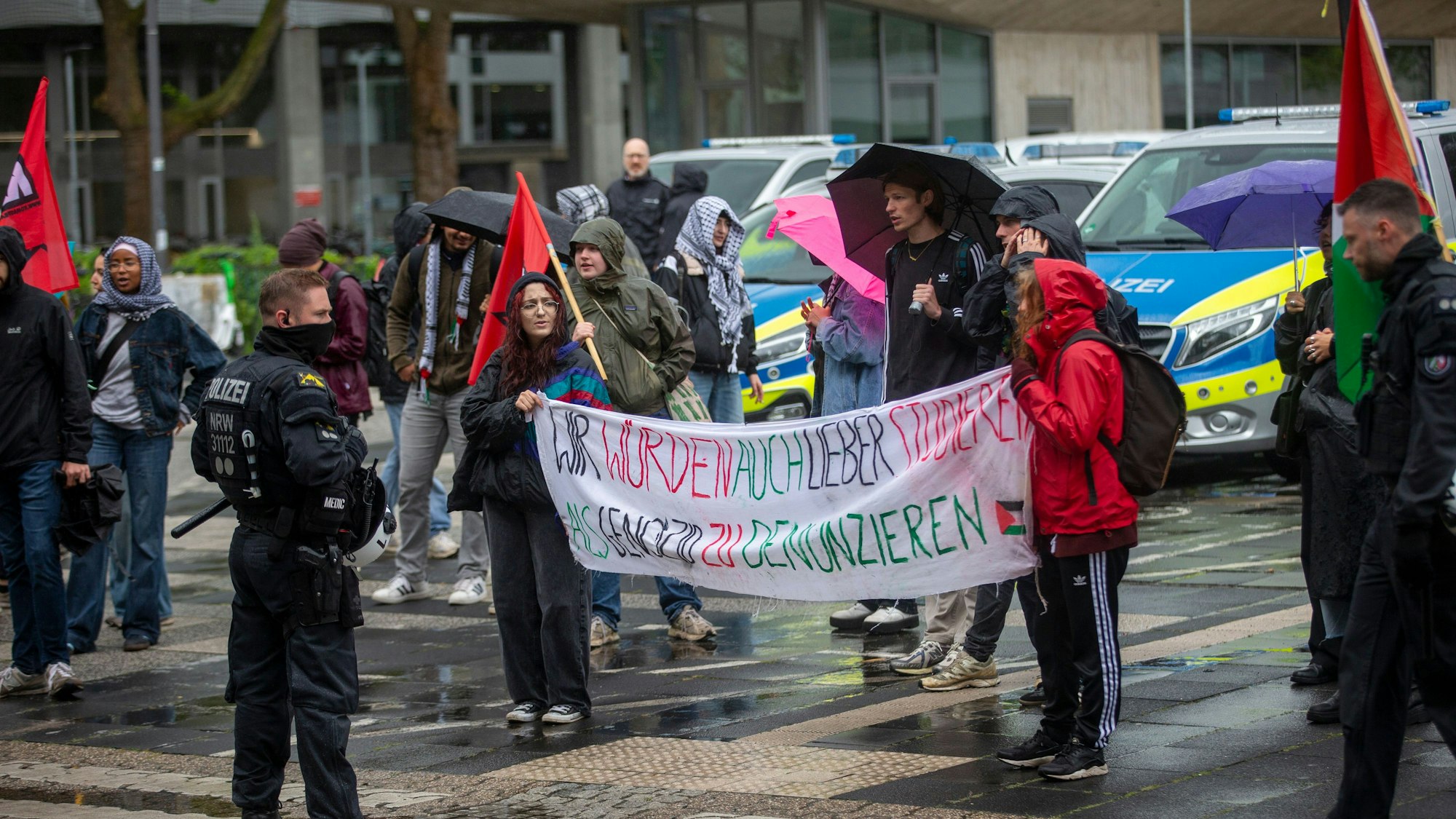 Protest gab es auch auf dem Vorplatz.