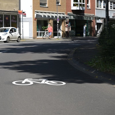 Pictogramme Busspur Fahrbahn Umweltspur vor der Gnadenkirche
