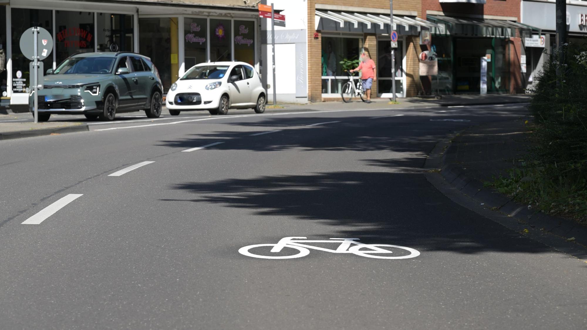 Pictogramme Busspur Fahrbahn Umweltspur vor der Gnadenkirche