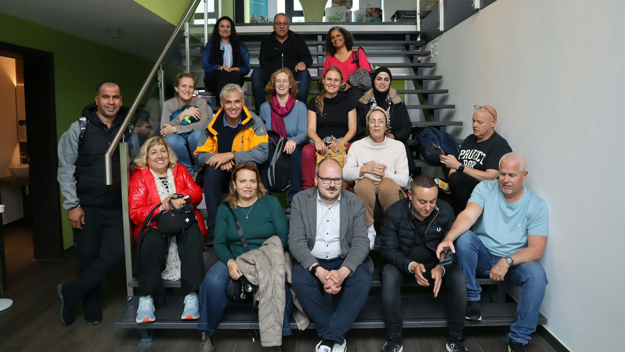 Gruppenfoto: Die Delegation aus Israel beim Besuch auf Metabolon.