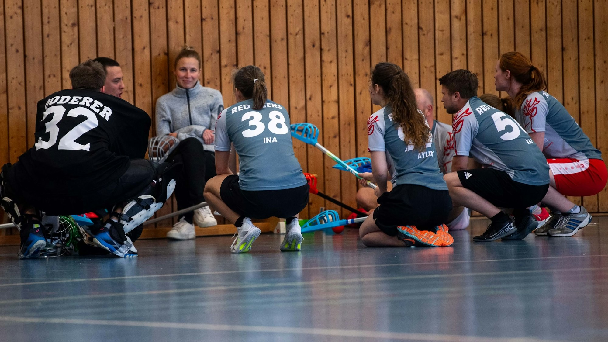 Das Bild zeigt die Mannschaft der Red Deers kurz vor dem Spiel.