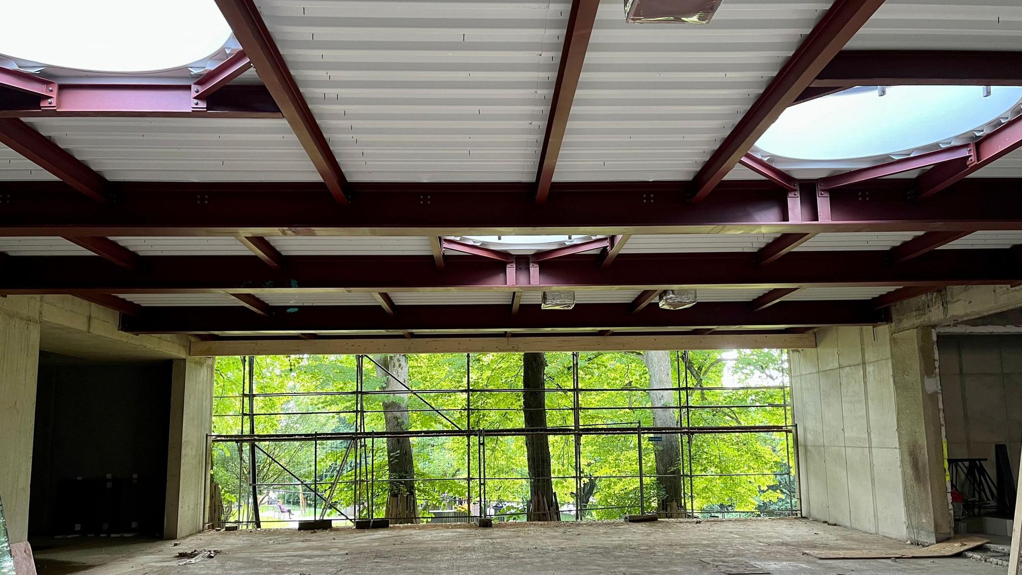 Blick aus der Foyer-Baustelle im „Haus der Kulturen“ in den Luchtenberg-Richartz-Park