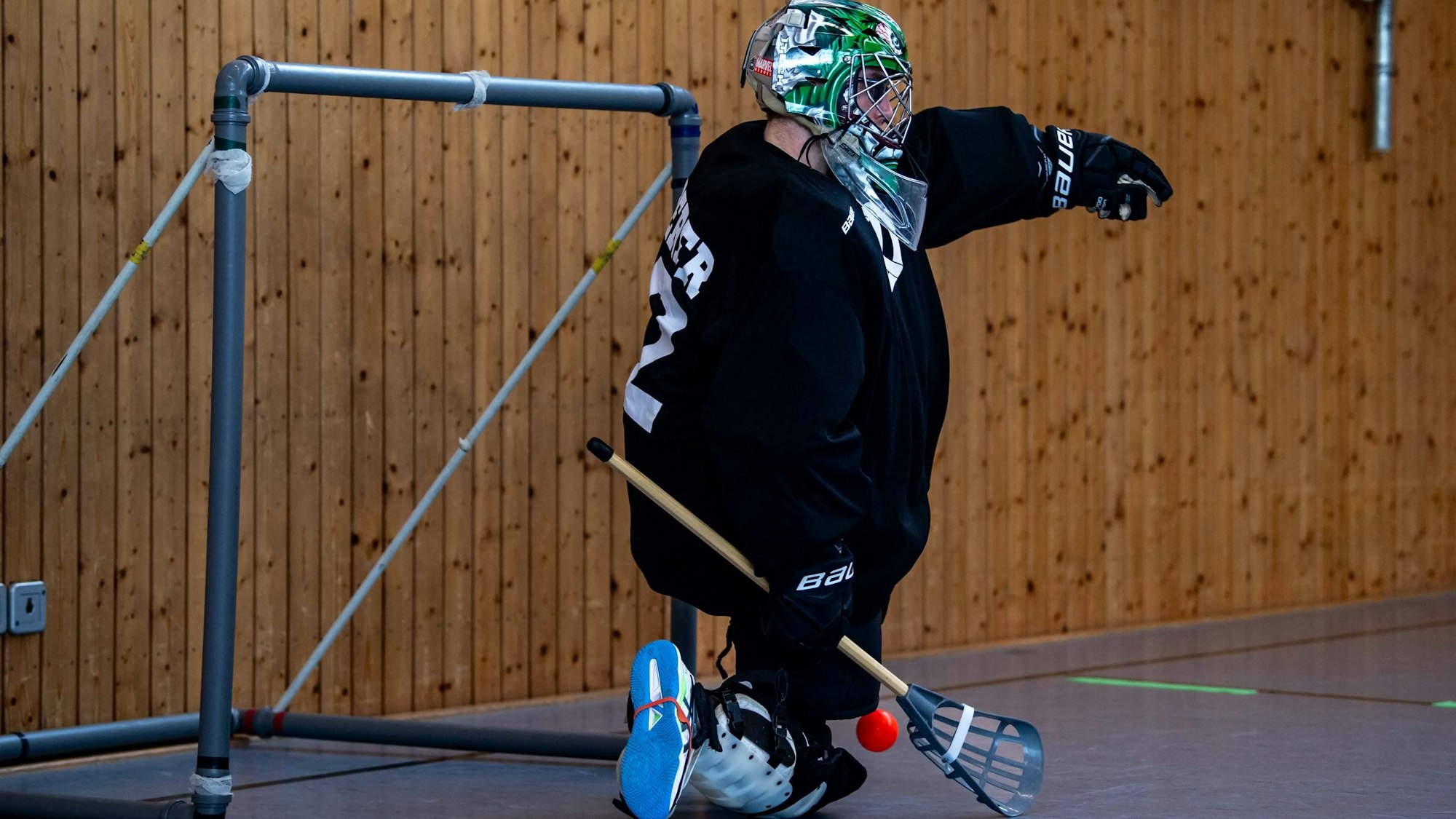 Das Bild zeigt Ron Doderer während des Trainings. Er hält einen Ball.