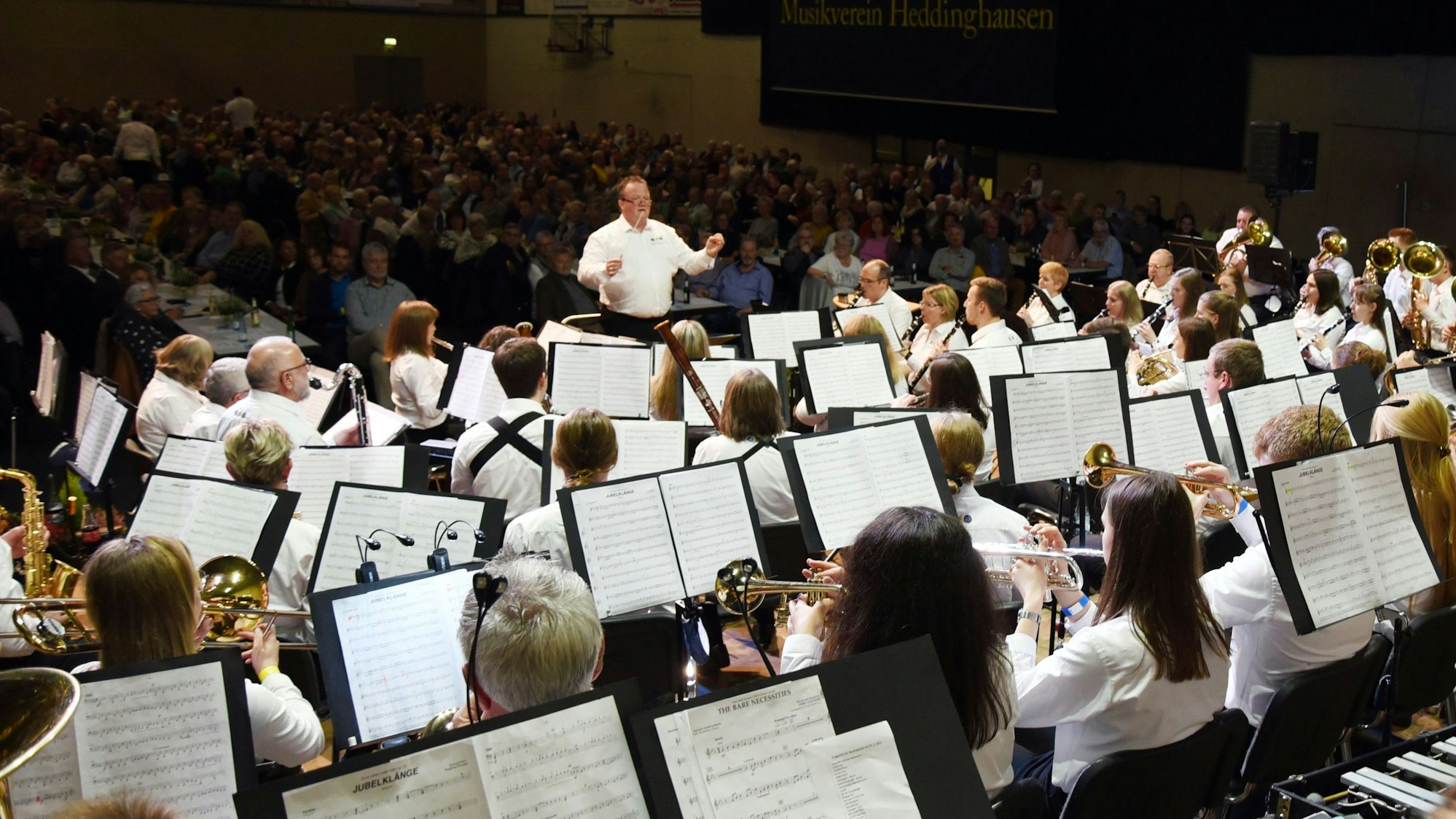 Foto eines Benefizkonzerts des Musikvereins Heddinghausen in der GWN-Arena in Nümbrecht.