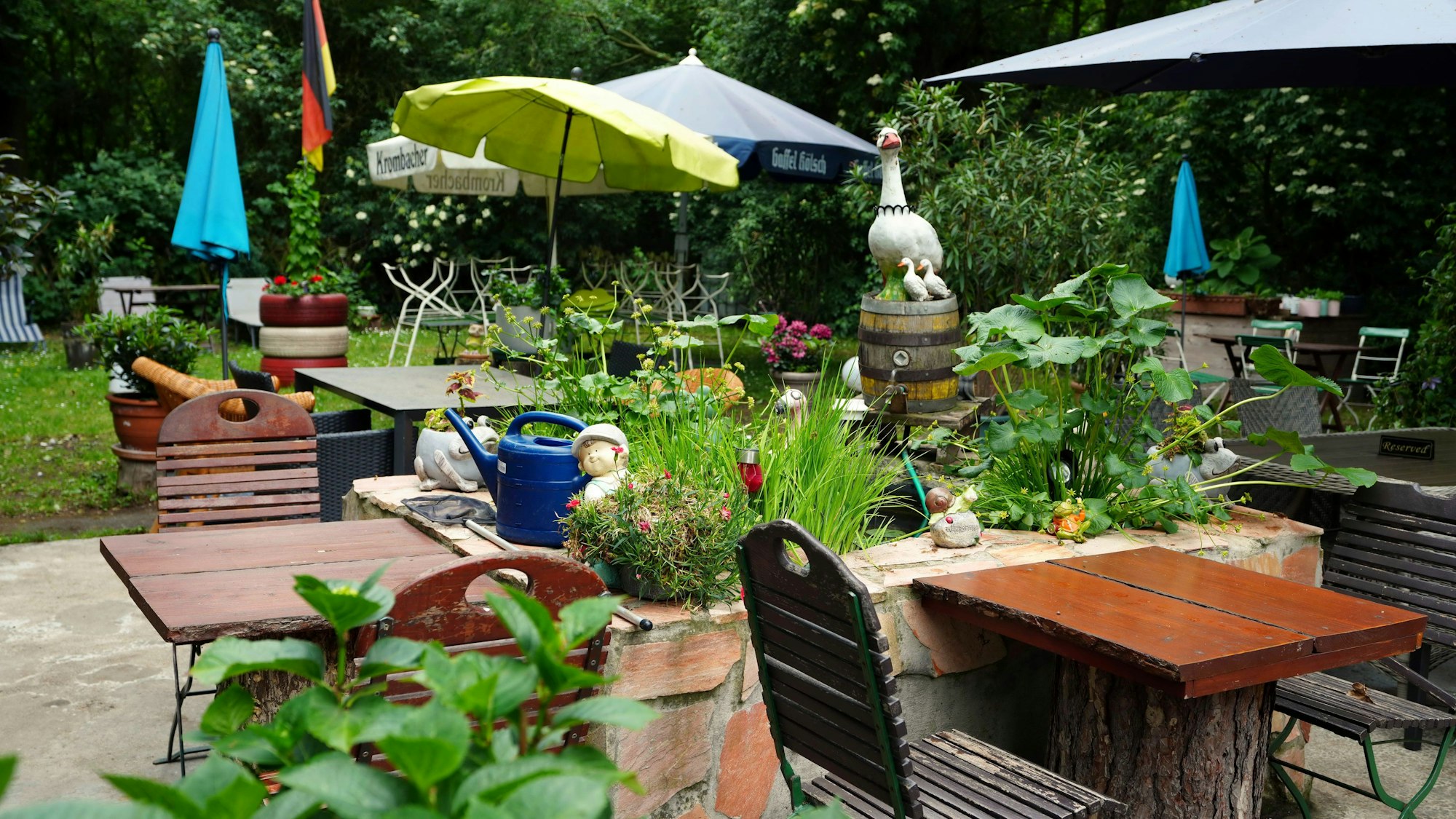 Der Biergarten „Steinbud“ in Höningen bietet viele Plätze im Schatten.