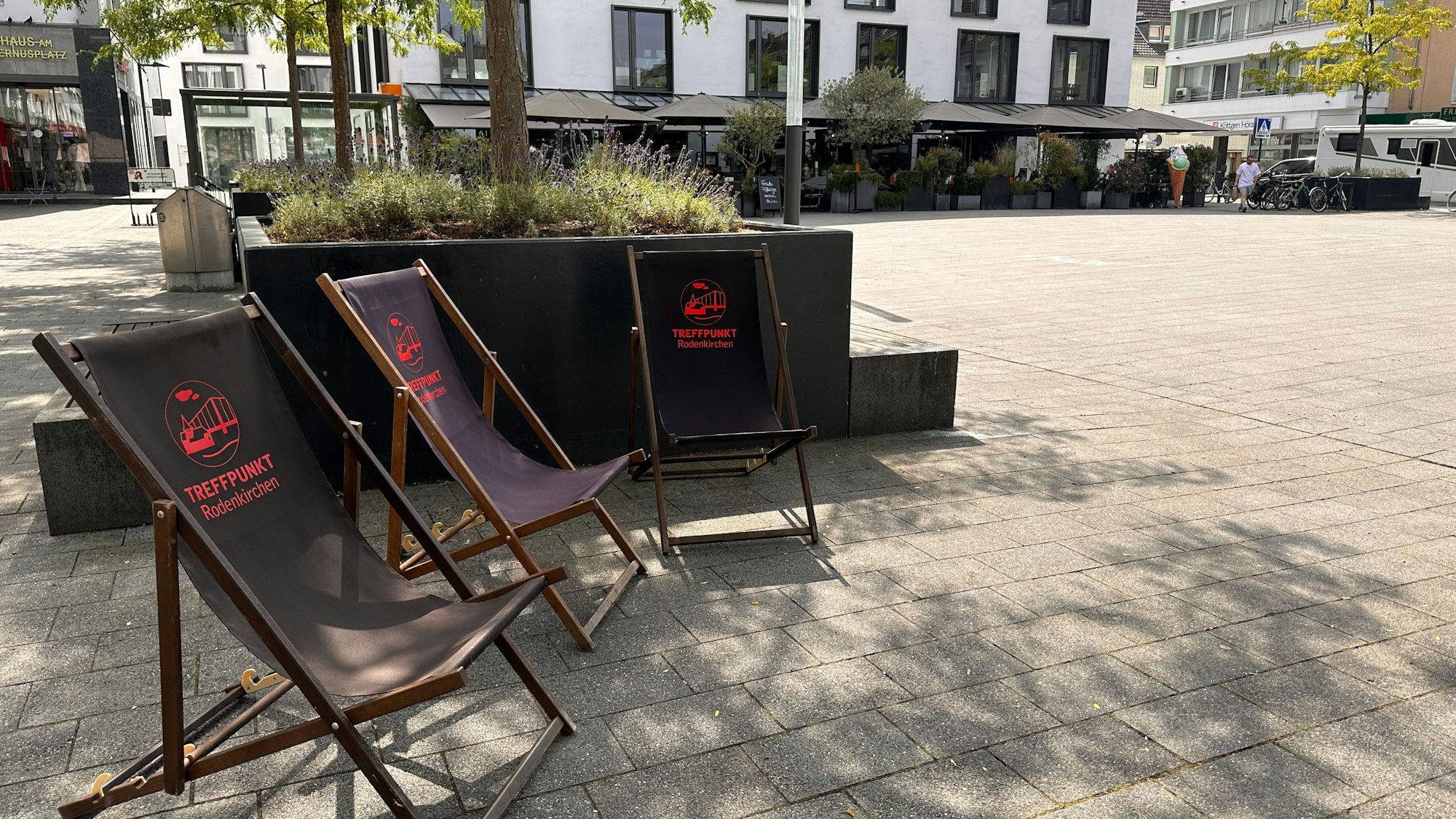 Kostenfrei nutzbare Liegestühle im Schatten auf dem Maternusplatz.