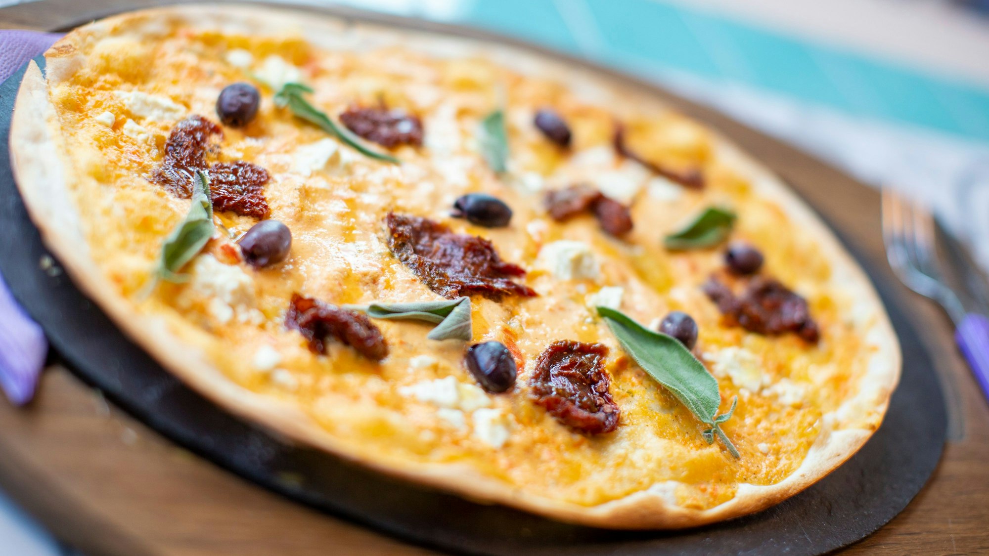 Acht verschiedene Flammkuchen stehen auf der Karte des „Coq au vin“.