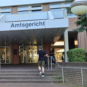 Auf dem Foto ist der Eingang zum Landgericht Köln zu sehen.