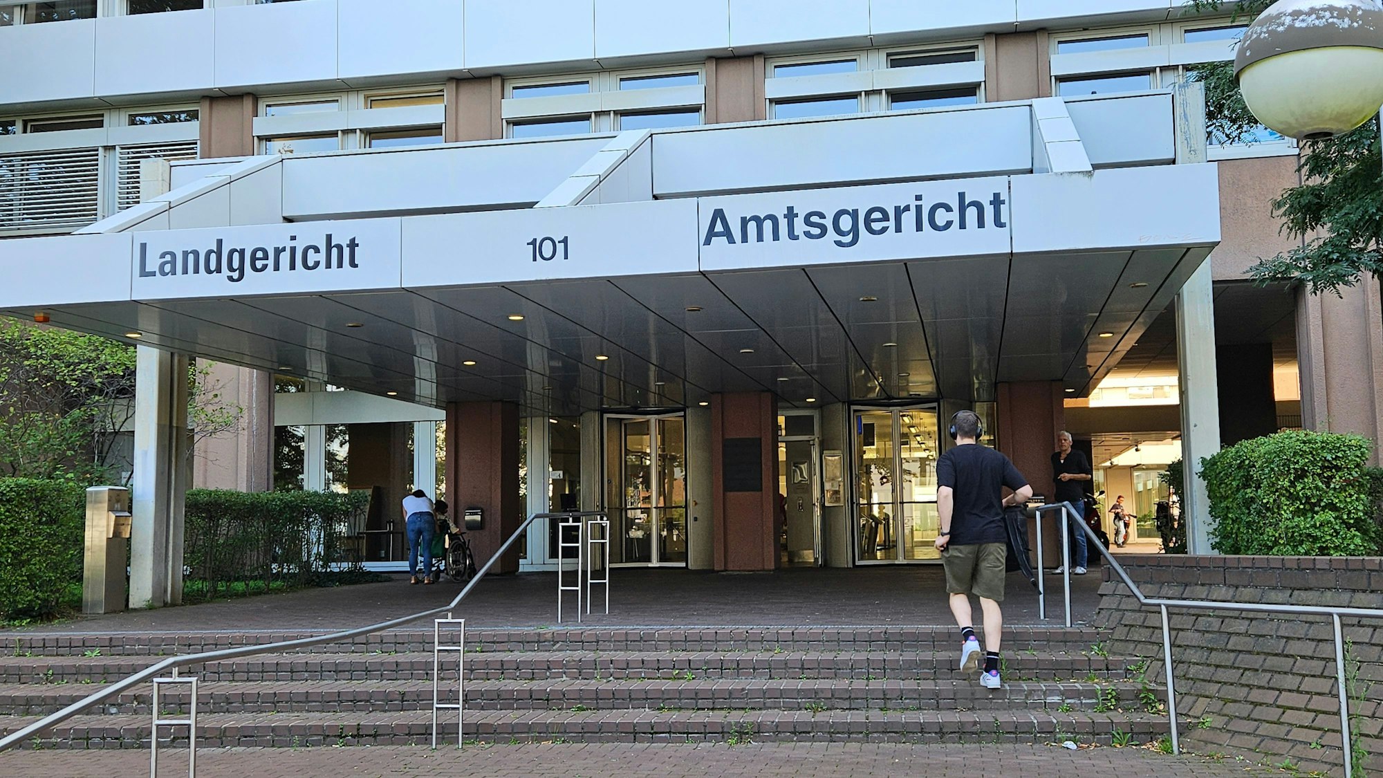 Auf dem Foto ist der Eingang zum Landgericht Köln zu sehen.