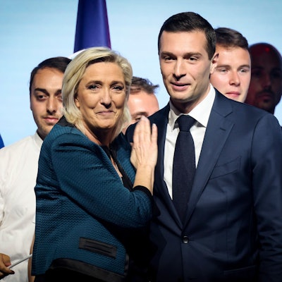 Die Vorsitzende des französischen rechtsnationalen Rassemblement National (RN), Marine Le Pen (l), und Parteichef Jordan Bardella, stehen während einer Wahlkampfveranstaltung zusammen.