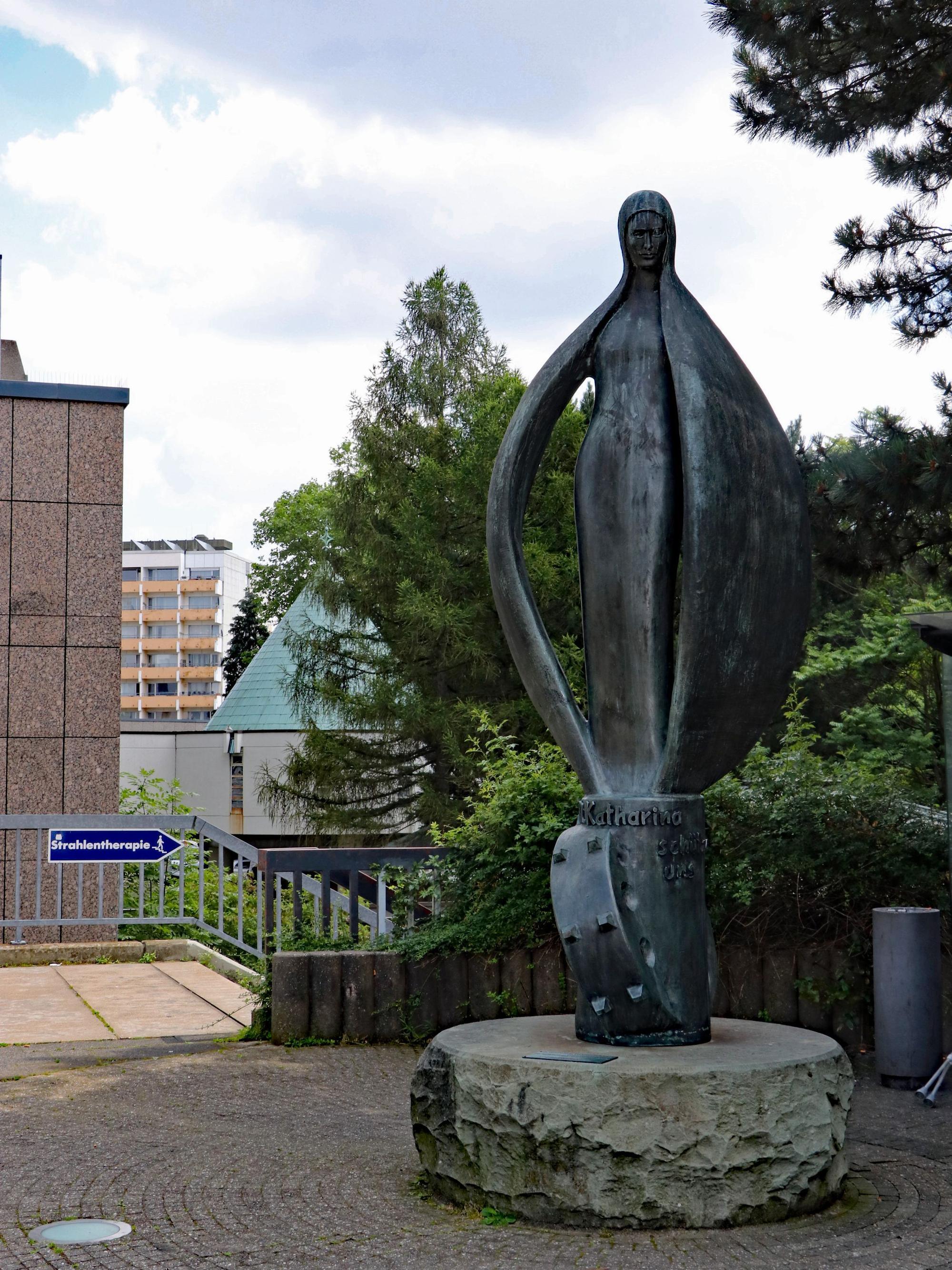 Das Bild zeigt die Statue von St. Katharina, die Namenspatronin des Hospitals.