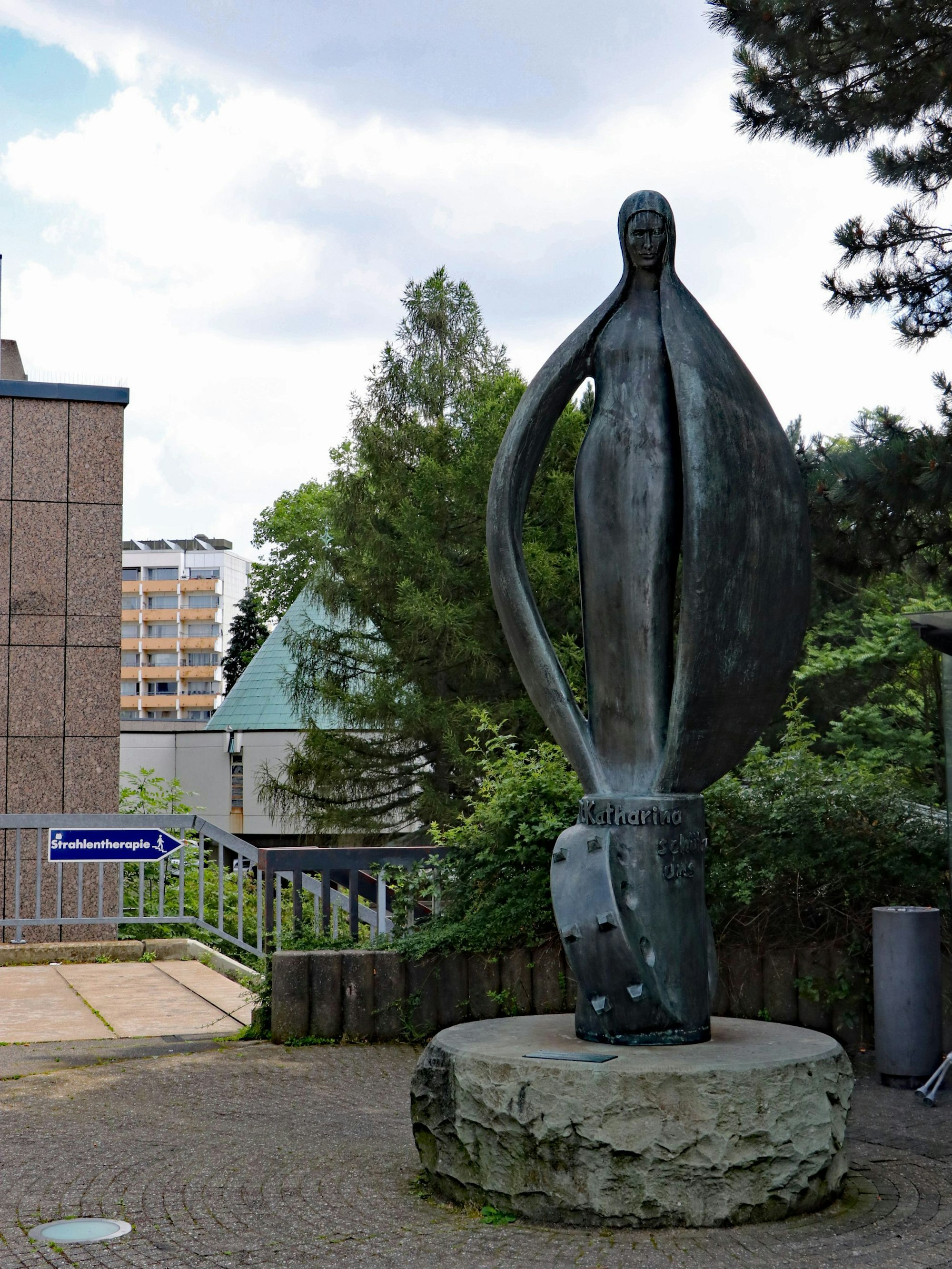 Das Bild zeigt die Statue von St. Katharina, die Namenspatronin des Hospitals.