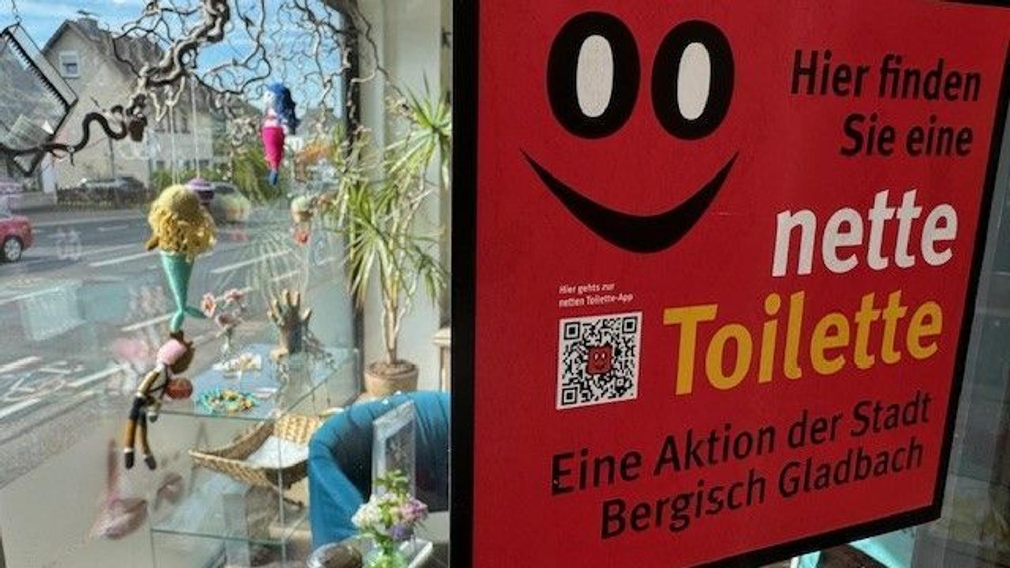 Auf einem Schild steht: Hier finden Sie eine nette Toilette. Eine Aktion der Stadt Bergisch Gladbach.