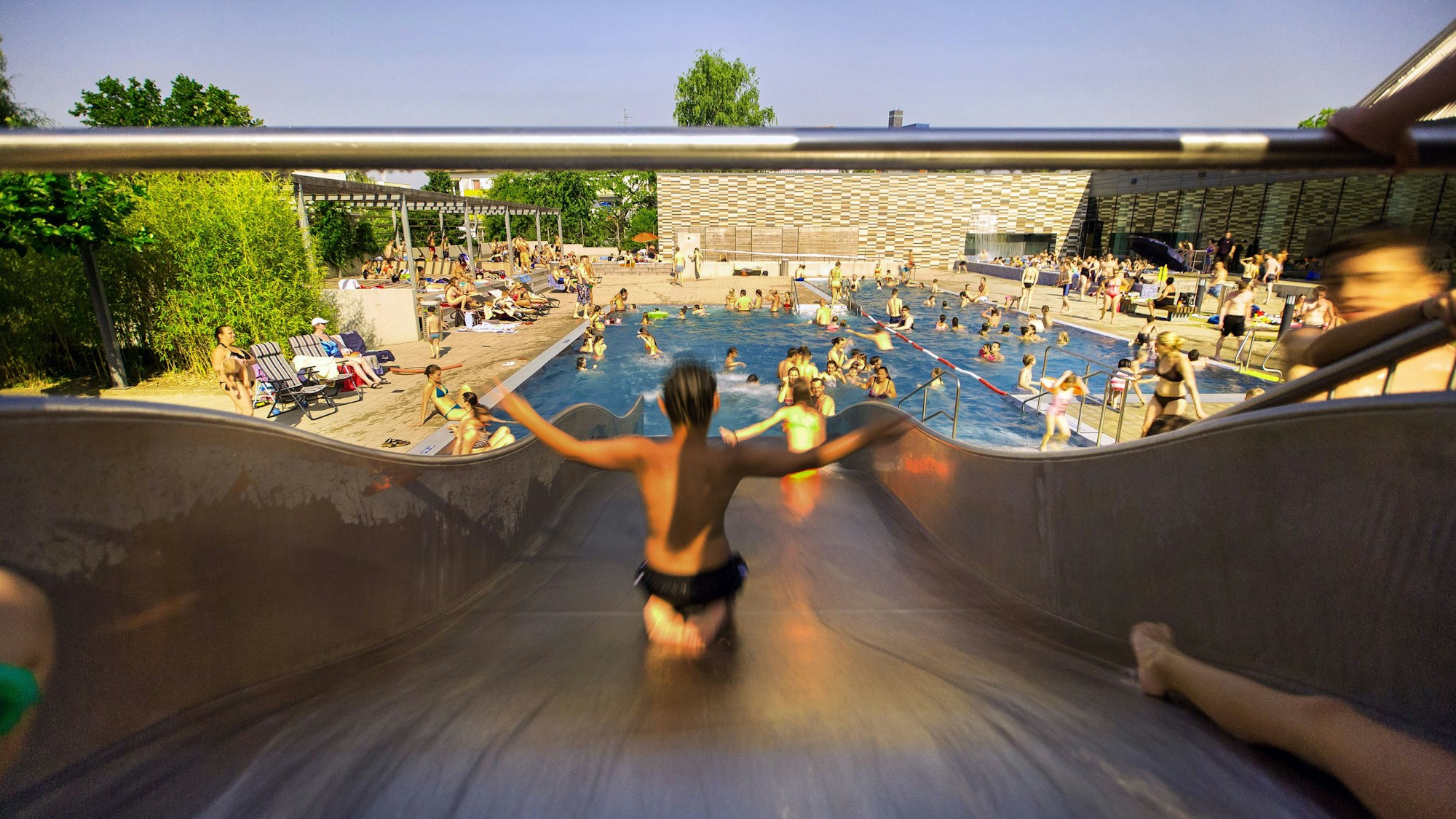 Im Freibad in Zollstock findet man Abkühlung an heißen Tagen