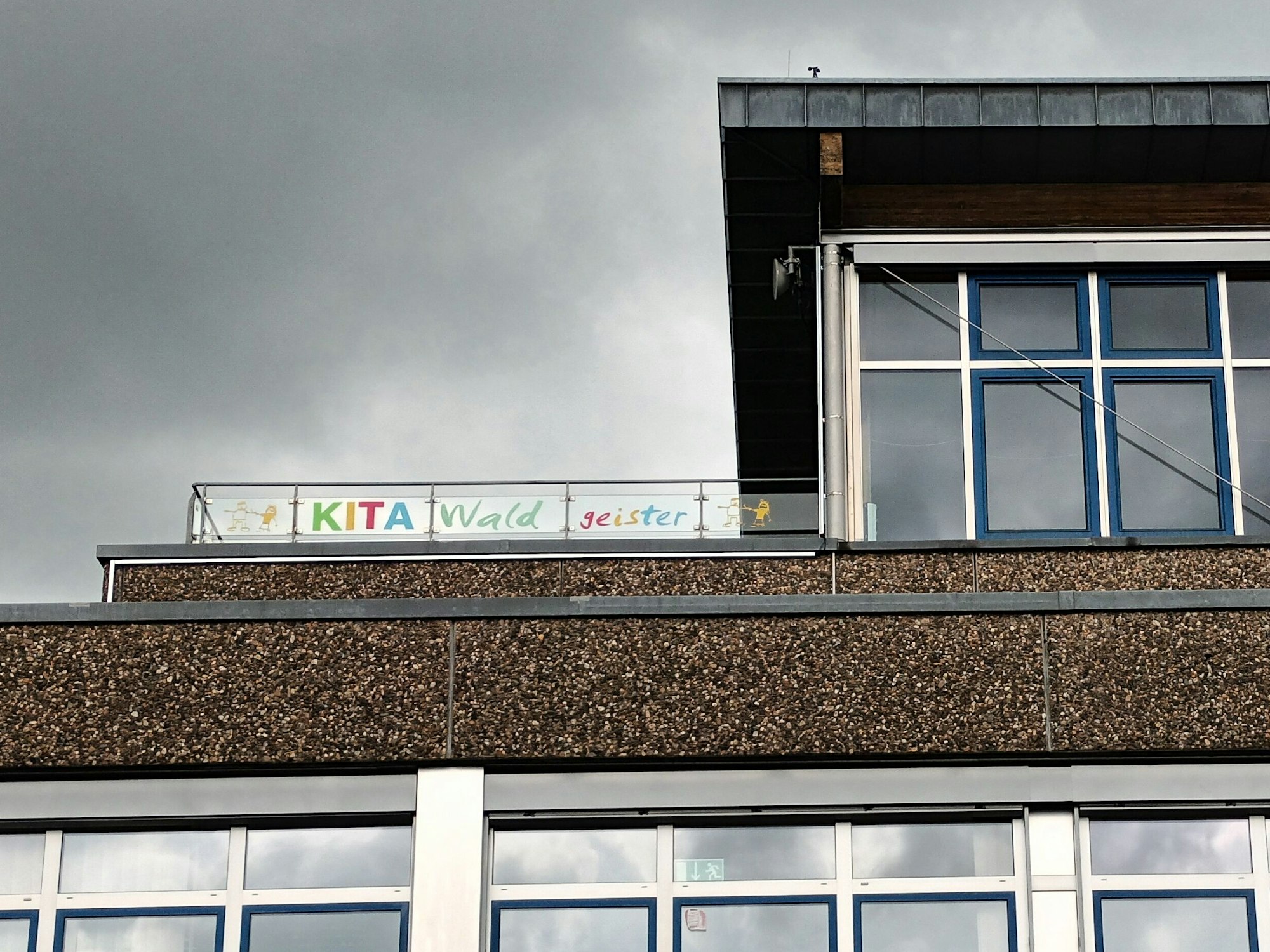 Gebäude mit Schild Kita Waldgeister