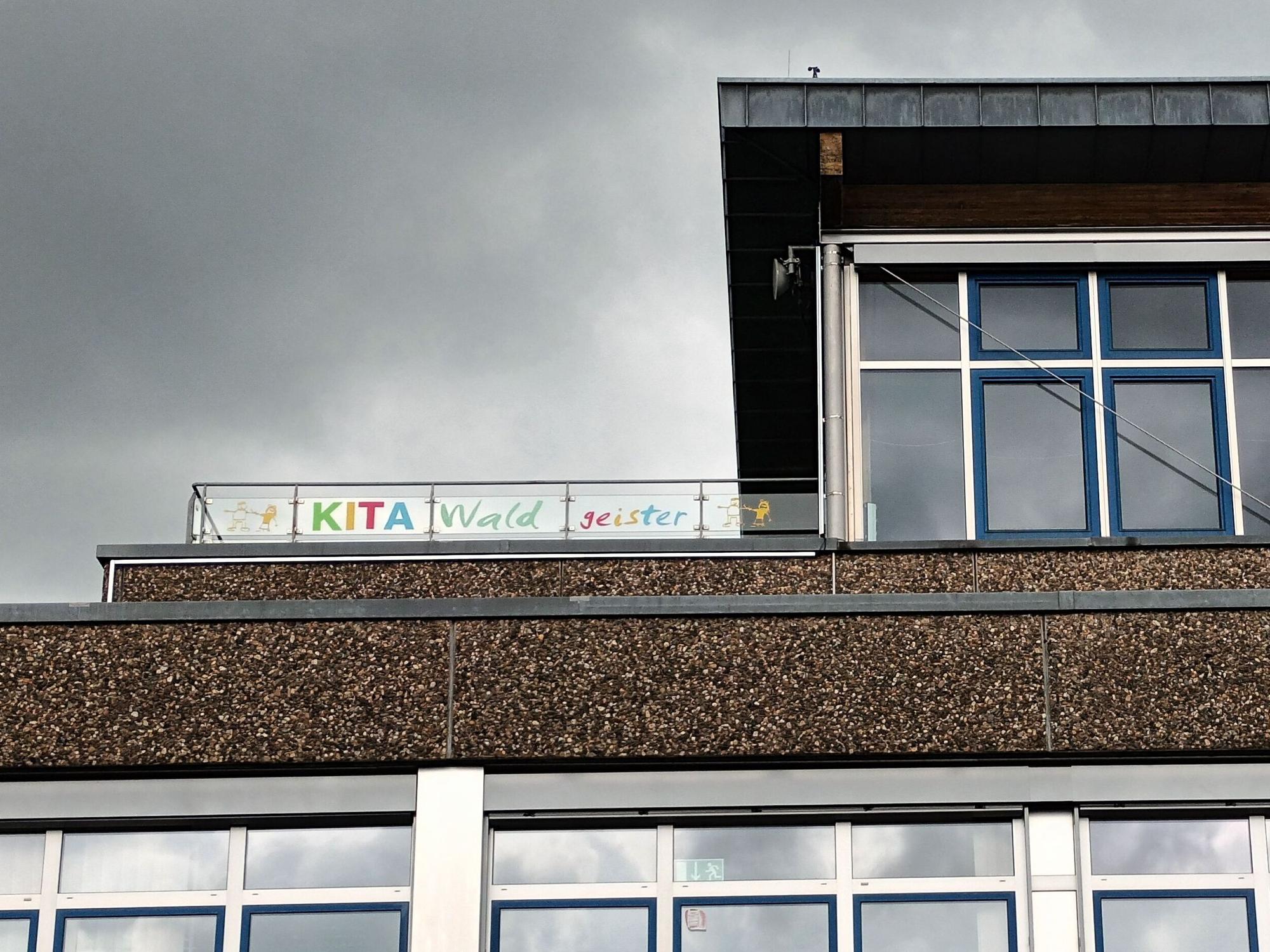 Gebäude mit Schild Kita Waldgeister
