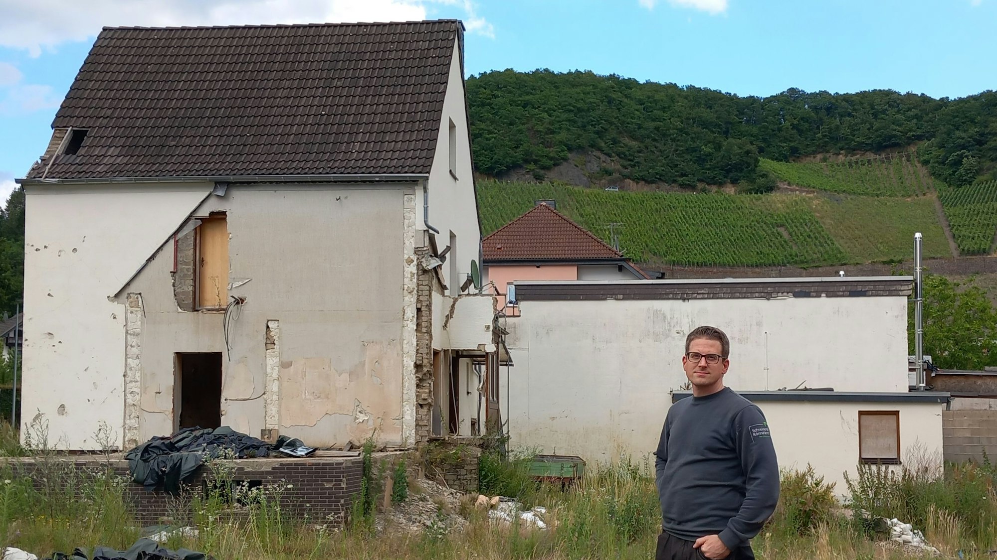 Pierre Sebastian im Gefühlsmix aus Wehmut und Zuversicht vor der Ruine seines Elternhauses in Marienthal.