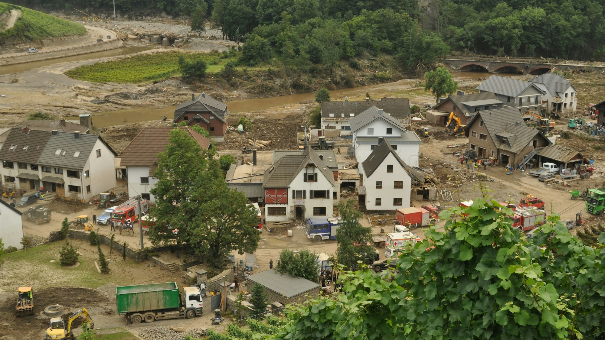 Marienthal am achten Tag nach der Flut. Am Haus Sebastian mit seinen fünf Fenstern im Giebel stehen noch Reste der Anbauten.