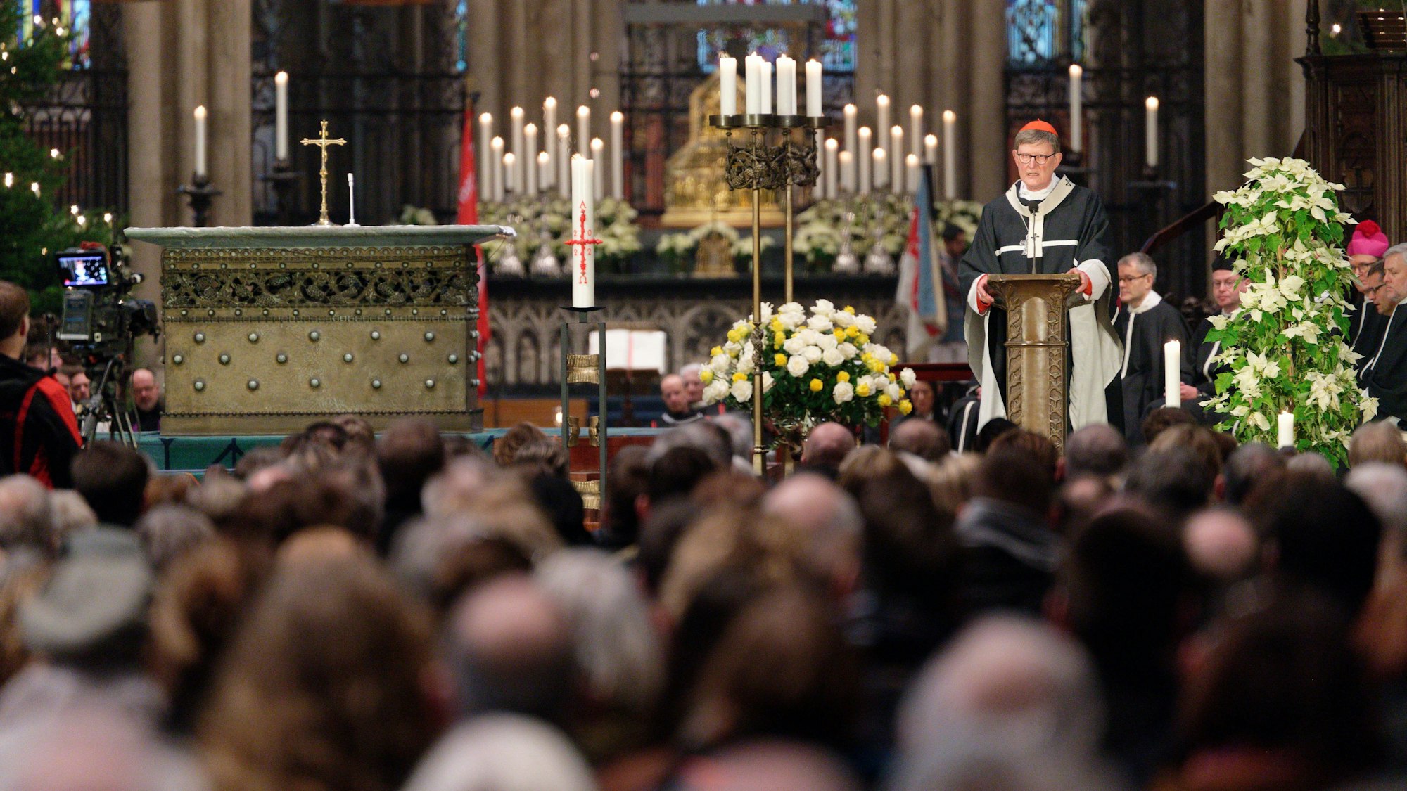 Ein Gottesdienst im Dom: In Köln sind voriges Jahr 10 025 Menschen aus der katholischen Kirche ausgetreten.
