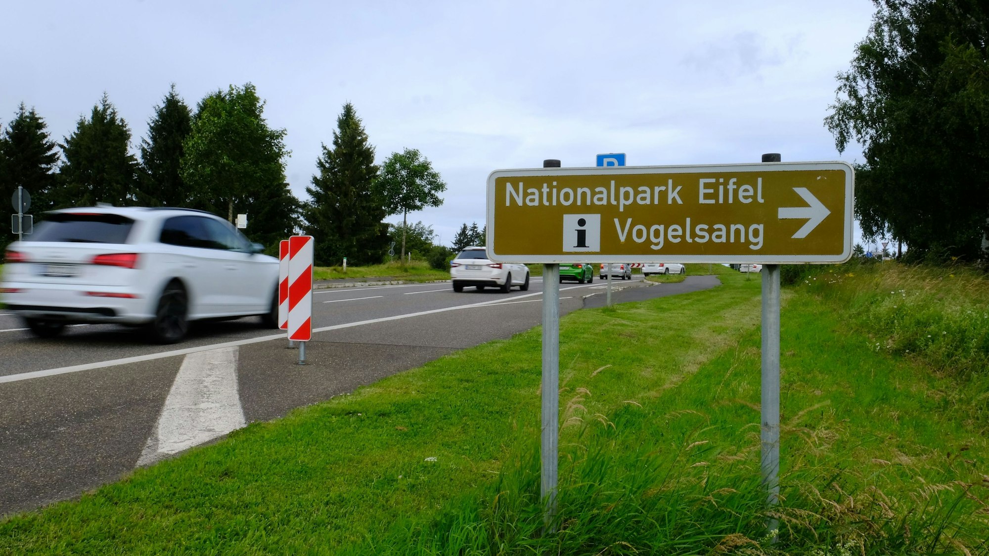 Das Foto zeigt die Zufahrt zum Nationalpark Eifel und zur Burg Vogelsang am Walberhof an der B266.