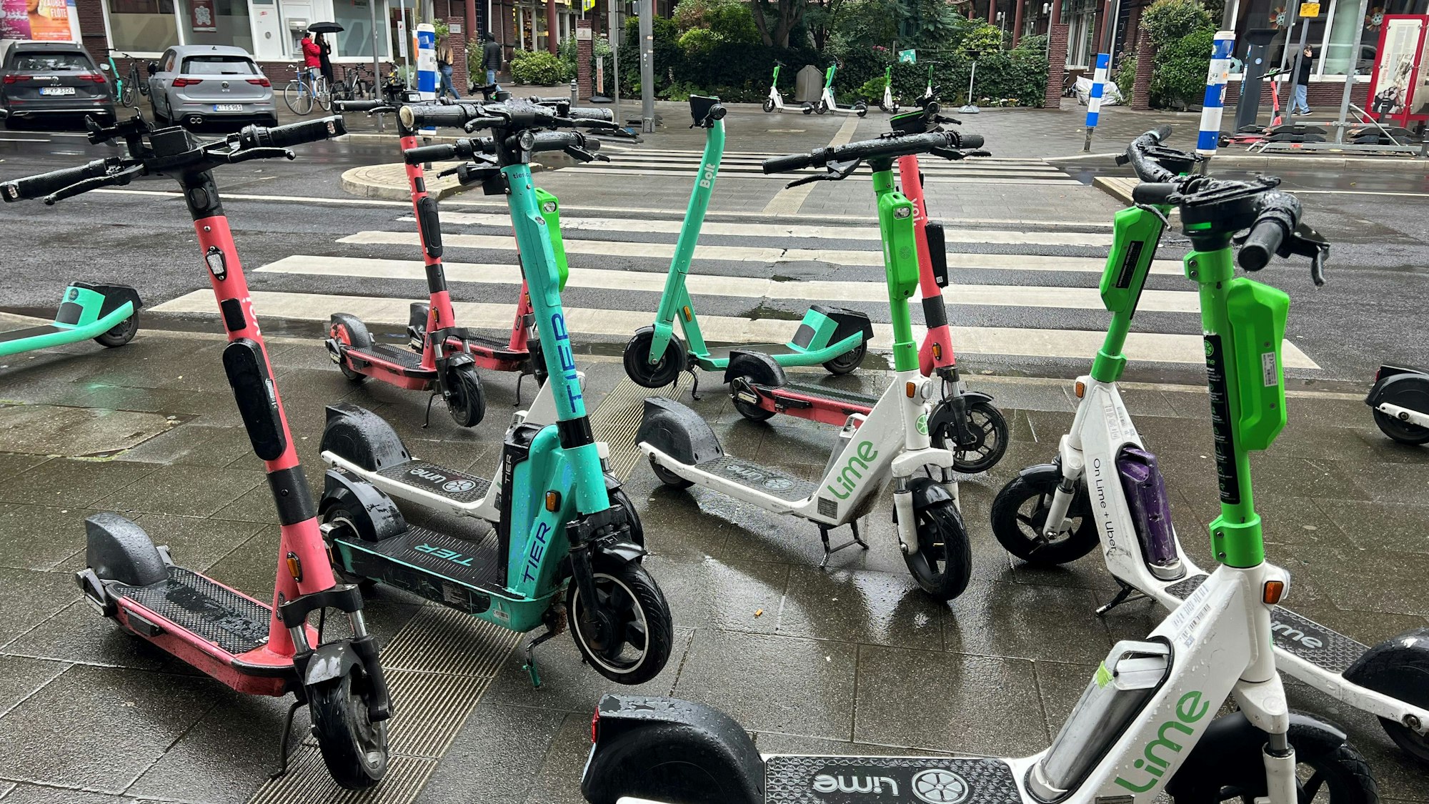 E-Scooter vor dem Zebrastreifen auf der Straße An den Dominikanern.