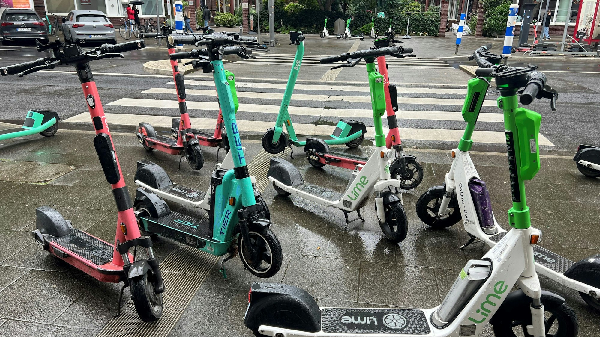 So soll es nicht sein: Am Rande der Parkverbotszone in der Kölner Altstadt blockieren viele E-Scooter einen Zebrastreifen.