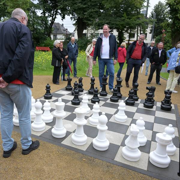 Großer Andrang zur Eröffnung des neuen Parks in Refrath. Auch das Schachfeld war gleich umlagert.